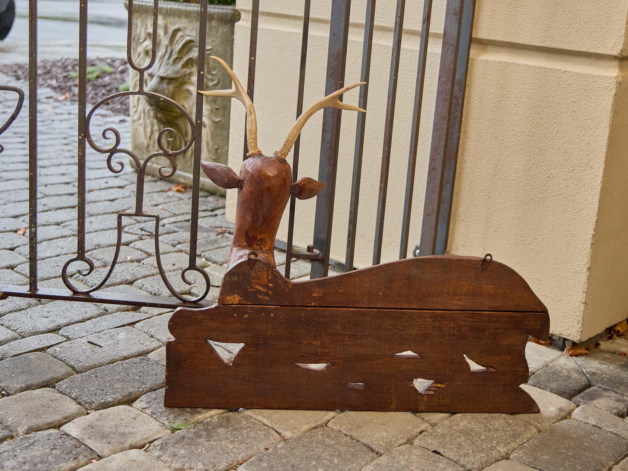 Ensemble de quatre panneaux en bois américain sculpté représentant des cerfs avec leurs bois, vers 1940 en vente 6