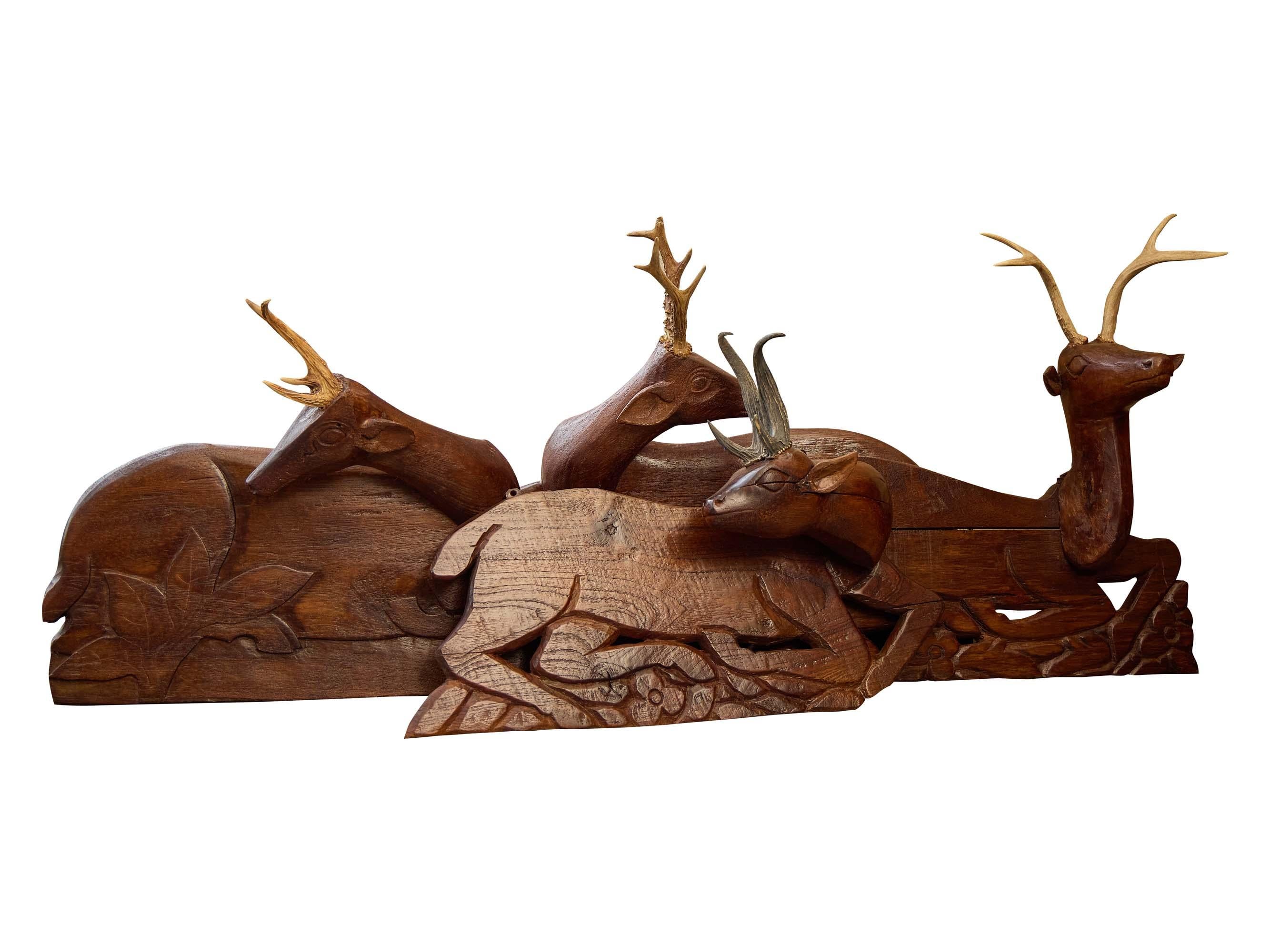 Ensemble de quatre panneaux en bois américain sculpté représentant des cerfs avec leurs bois, vers 1940 en vente 7