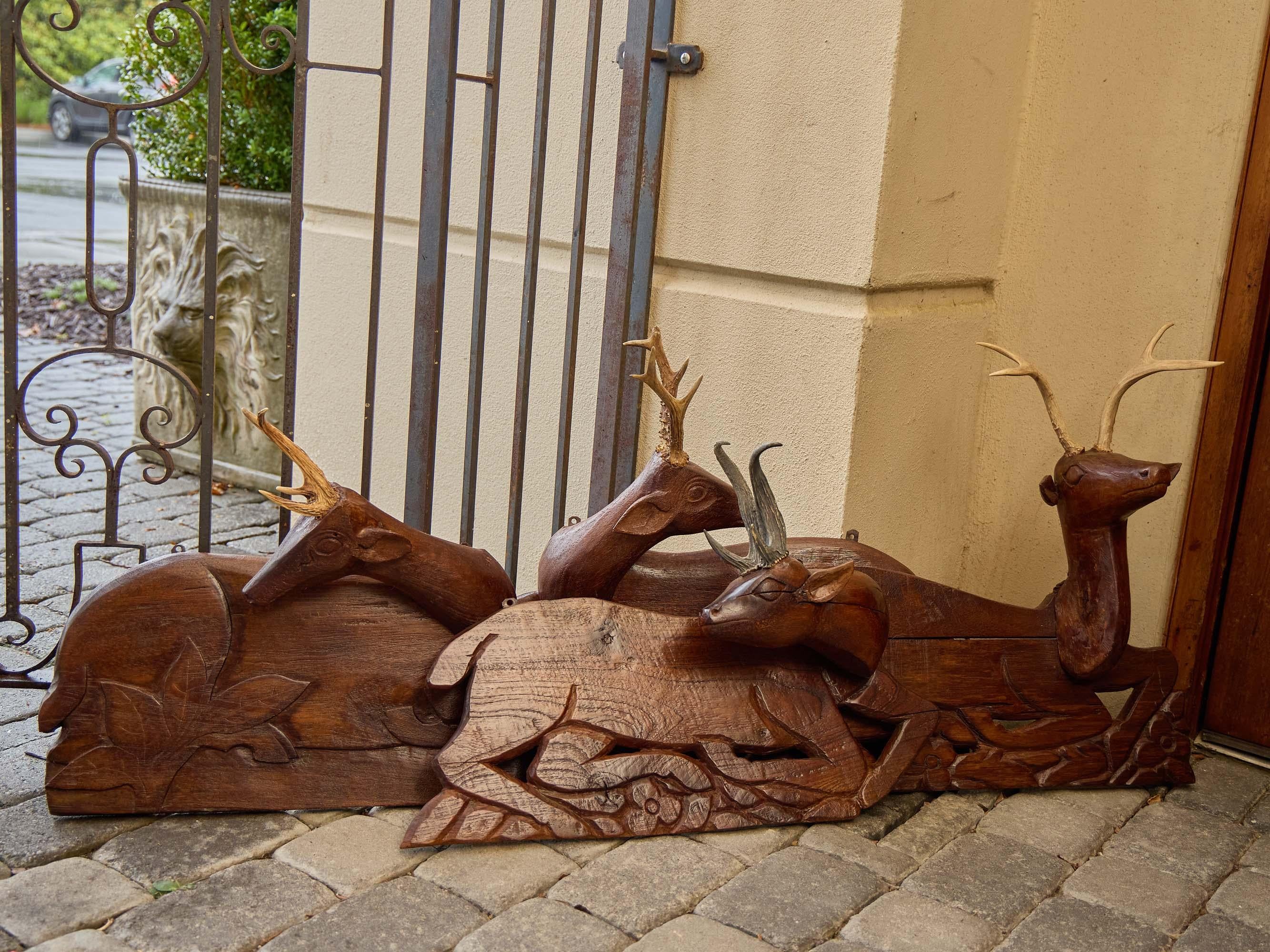 Ensemble de quatre panneaux en bois américain sculpté représentant des cerfs avec leurs bois, vers 1940 en vente 8