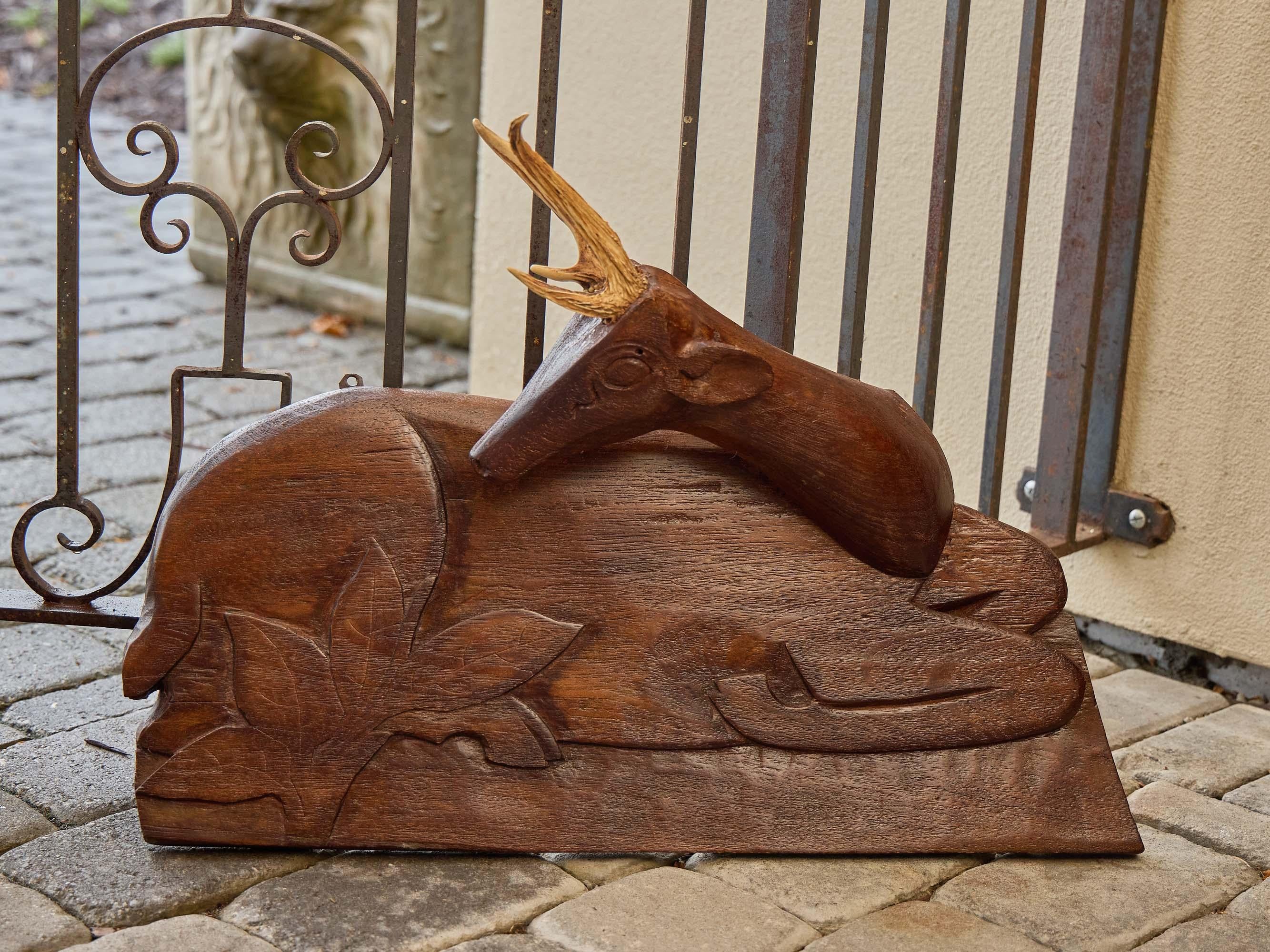 Américain Ensemble de quatre panneaux en bois américain sculpté représentant des cerfs avec leurs bois, vers 1940 en vente