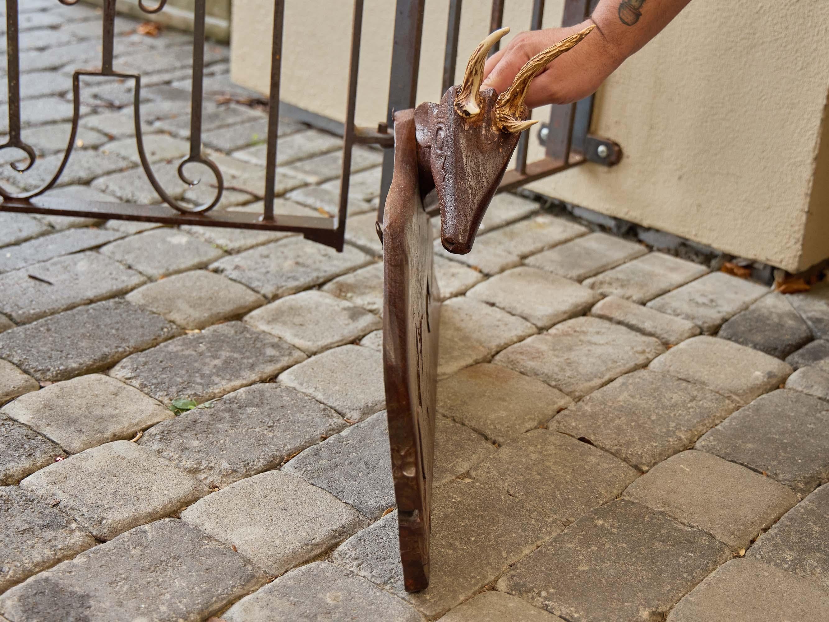 Sculpté Ensemble de quatre panneaux en bois américain sculpté représentant des cerfs avec leurs bois, vers 1940 en vente