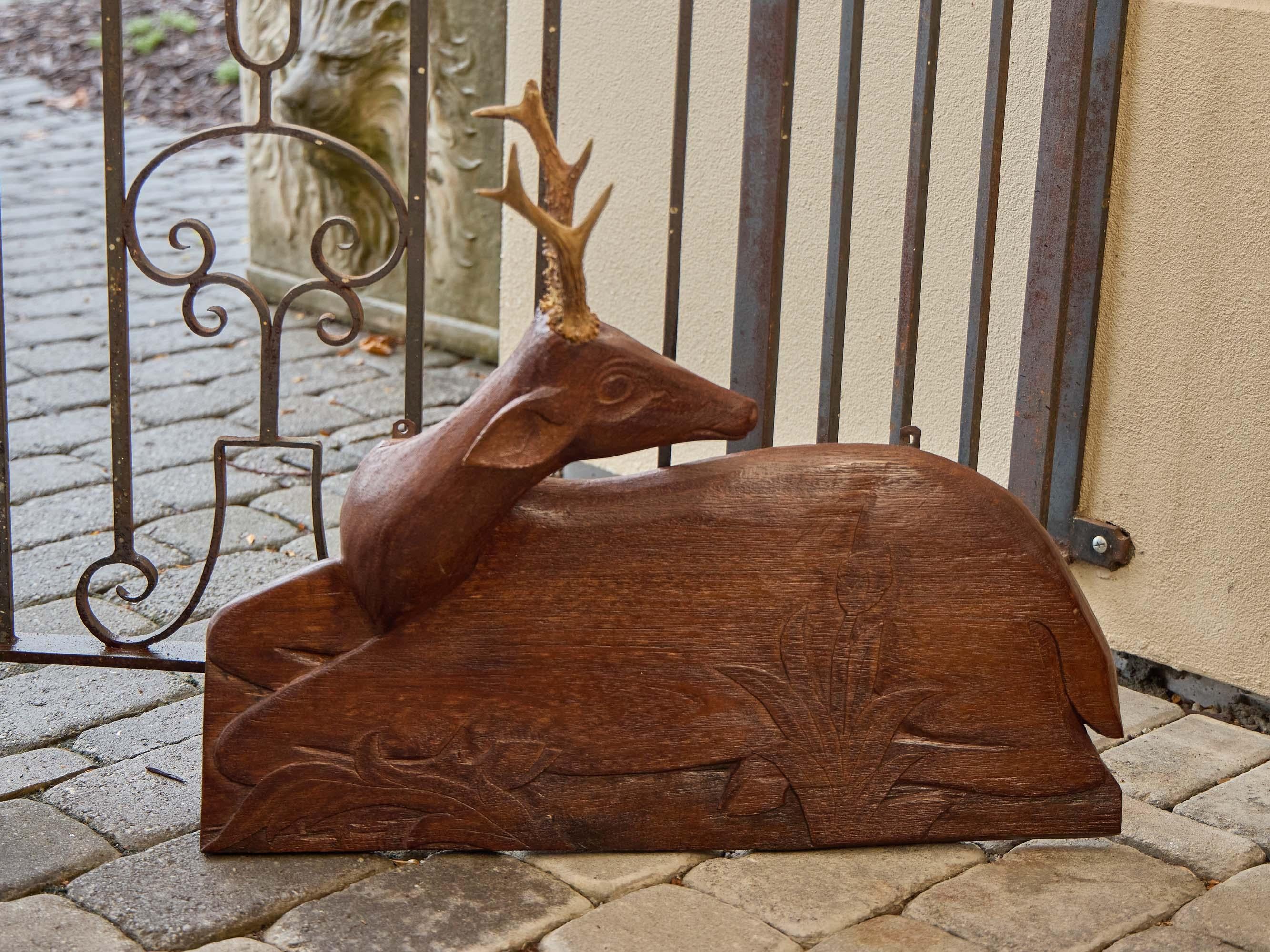 Ensemble de quatre panneaux en bois américain sculpté représentant des cerfs avec leurs bois, vers 1940 Bon état - En vente à Atlanta, GA