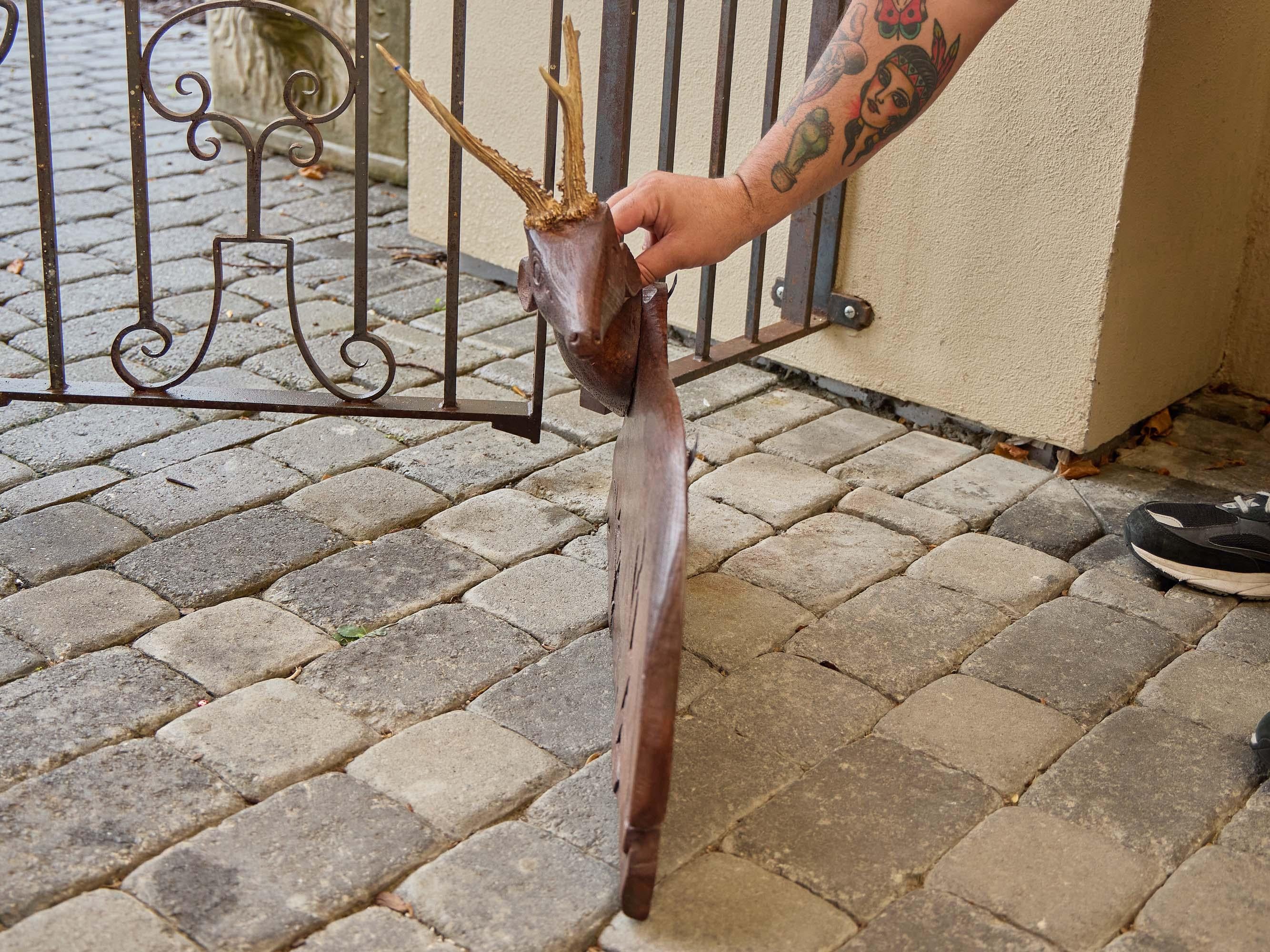 20ième siècle Ensemble de quatre panneaux en bois américain sculpté représentant des cerfs avec leurs bois, vers 1940 en vente