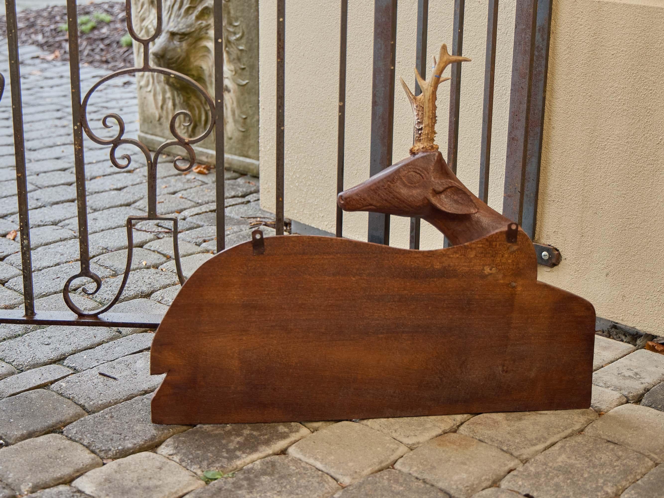 Bois cerf Ensemble de quatre panneaux en bois américain sculpté représentant des cerfs avec leurs bois, vers 1940 en vente