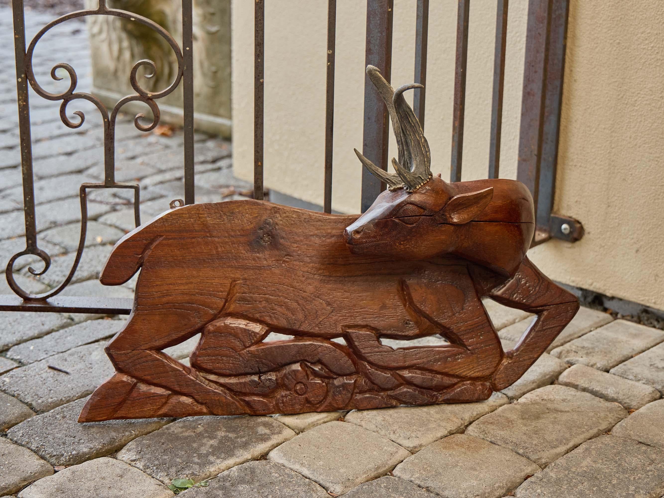 Ensemble de quatre panneaux en bois américain sculpté représentant des cerfs avec leurs bois, vers 1940 en vente 1