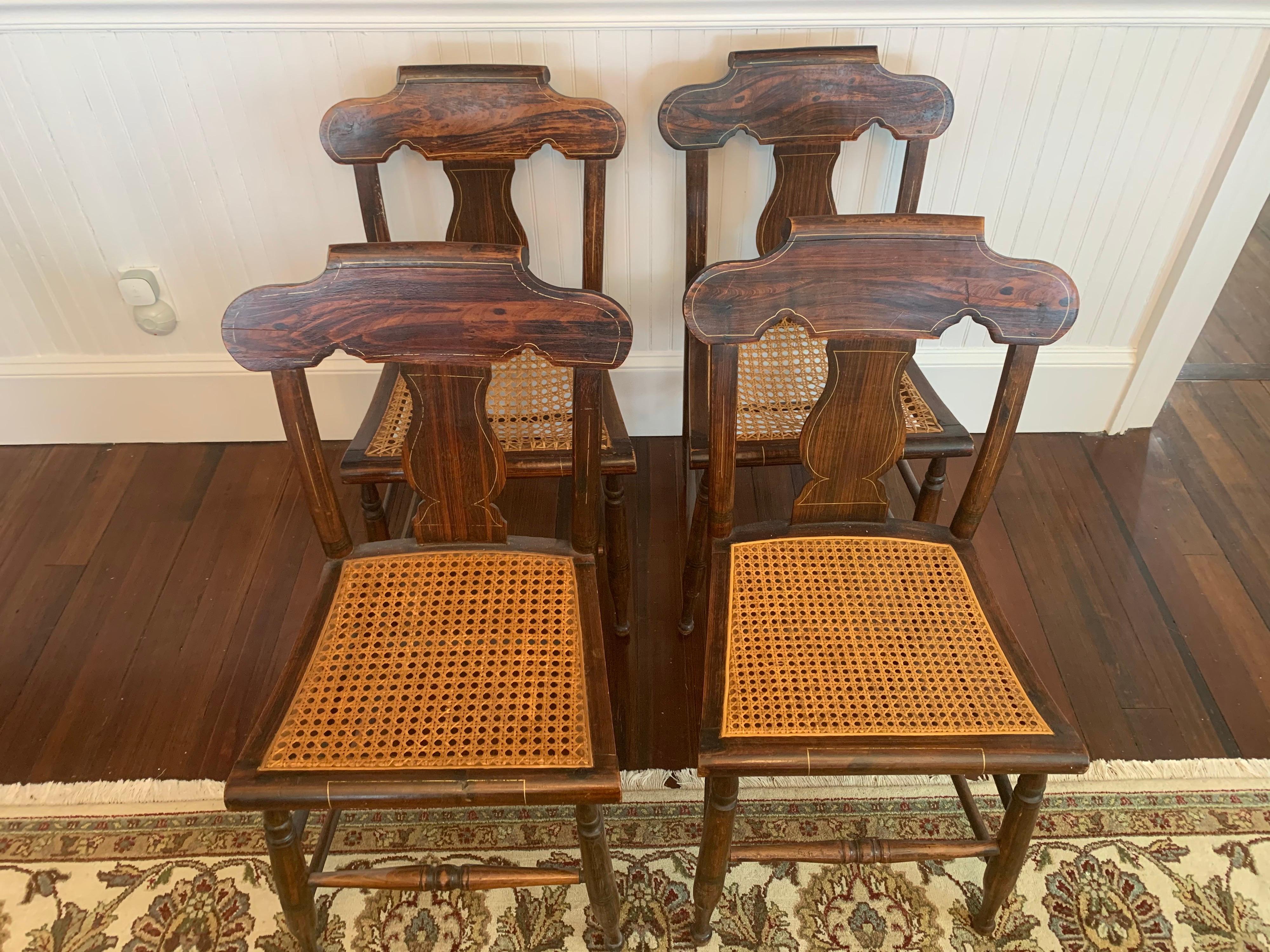 Satz von vier amerikanischen, klassischen, lackierten Esszimmerstühlen aus Rosenholz und Schilfrohr (19. Jahrhundert) im Angebot