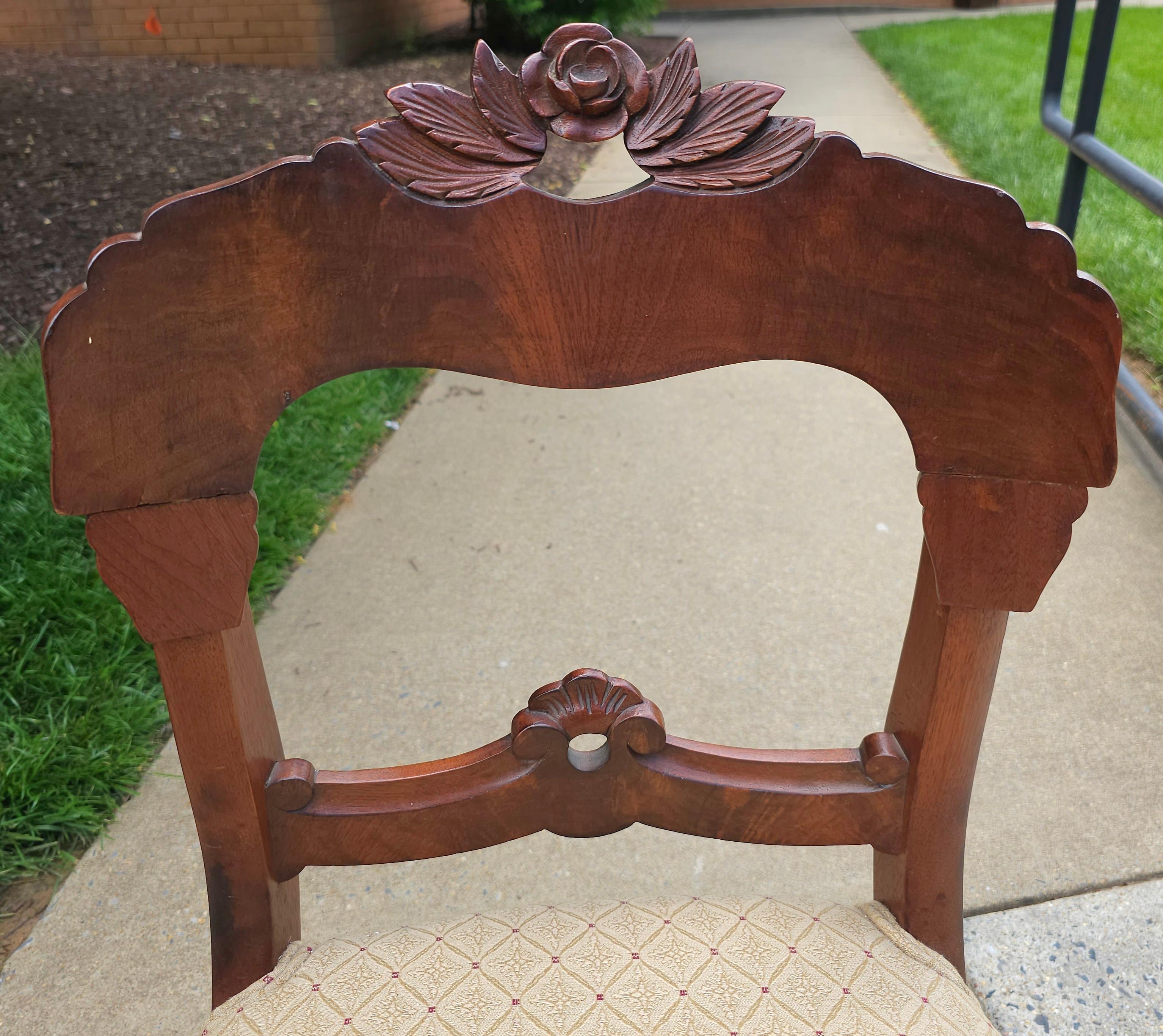 Ein Satz von vier amerikanischen Empire hancrafted Burled Mahagoni und vor kurzem Re gepolsterte Side Chairs in großen antiken Zustand. Messen Sie 17,5