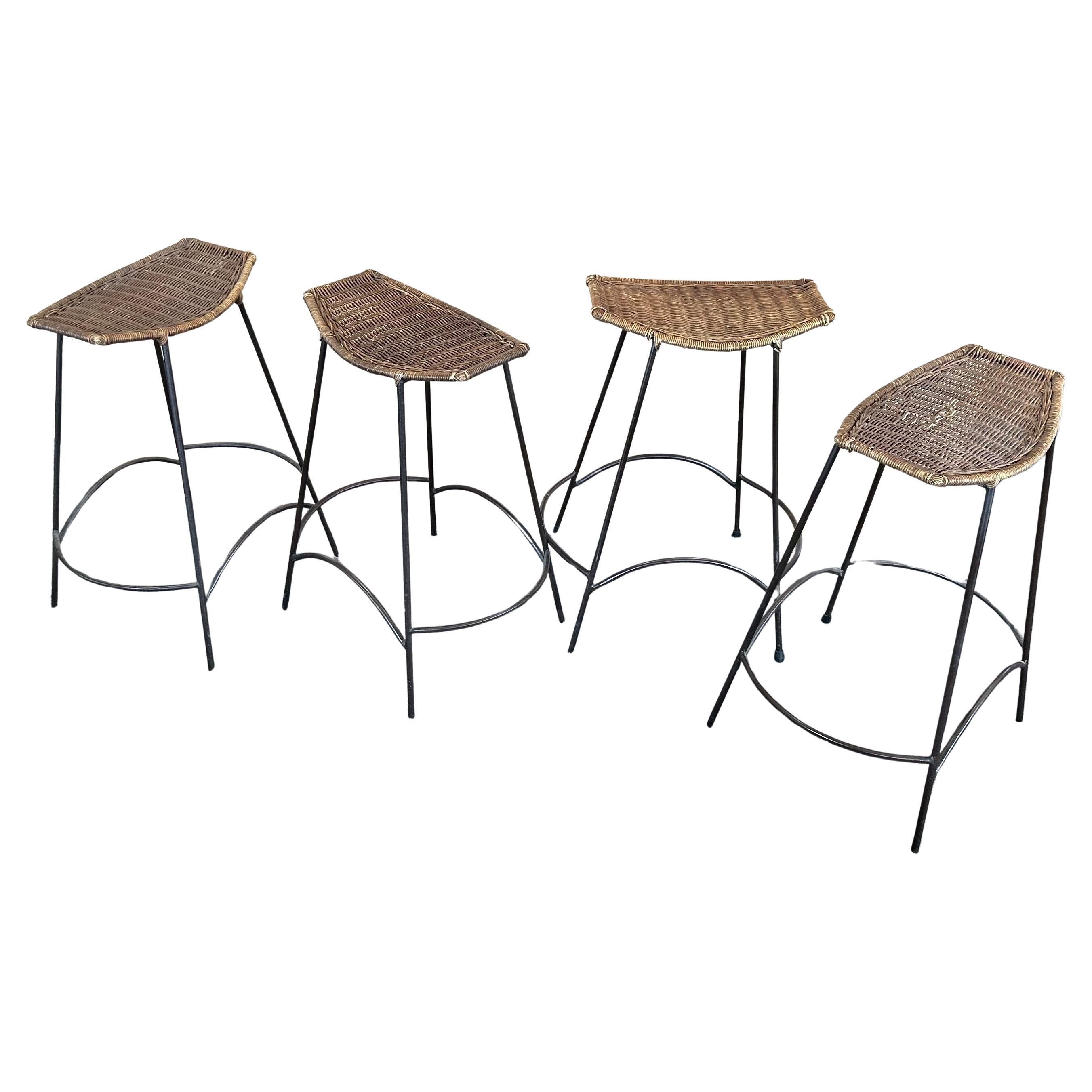 Set di quattro sgabelli da bar americani MCM / BOHO in ferro e vimini di Arthur Umanoff, anni '50 circa.  Il set è in condizioni vintage da buone a discrete e ogni sgabello misura 20 