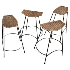 Ensemble de quatre tabourets de bar et de comptoir en osier et en fer du MCM par Arthur Umanoff