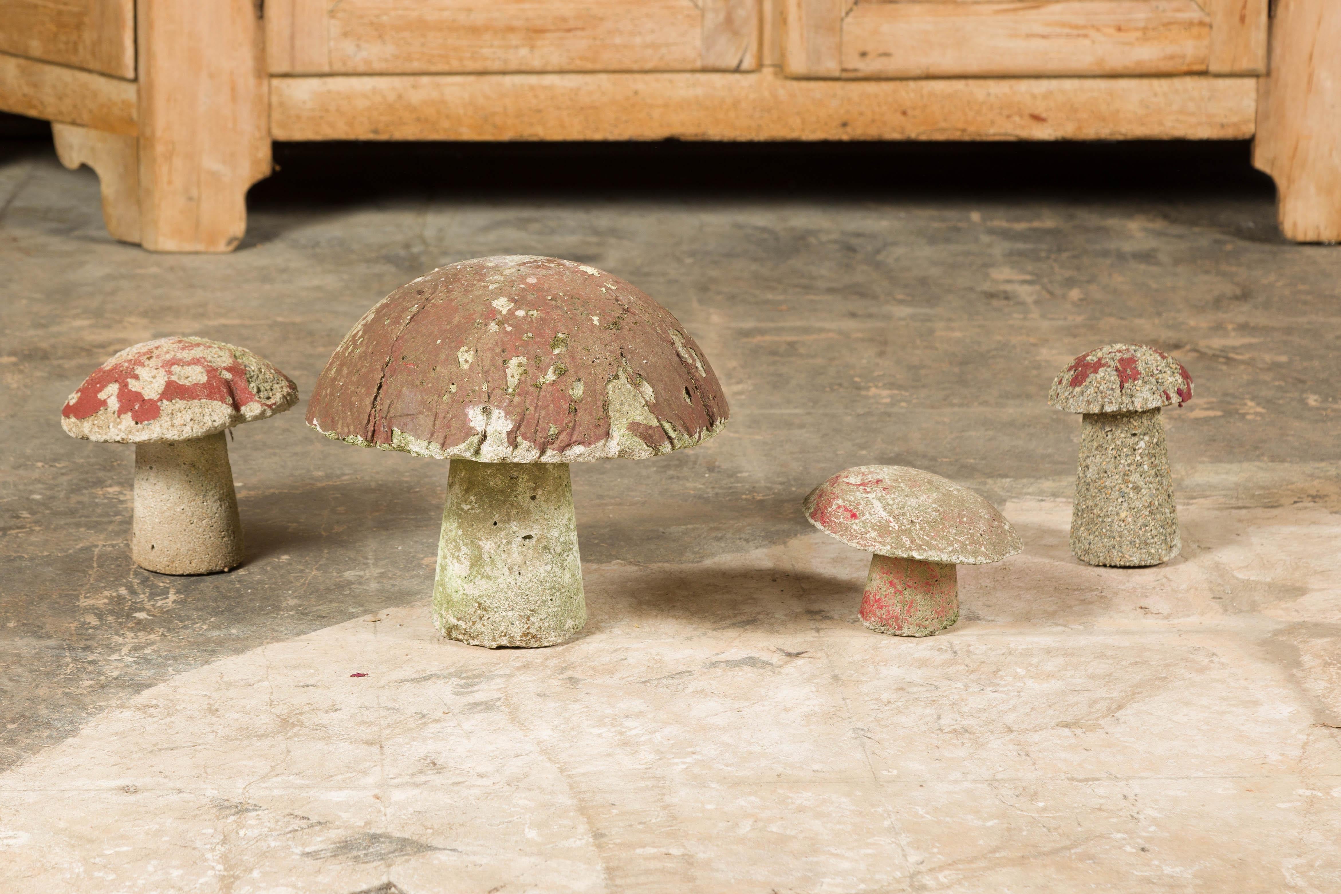 Set von vier amerikanischen Pilz-Gartenornamenten aus lackiertem Beton aus der Mitte des Jahrhunderts (Gemalt) im Angebot