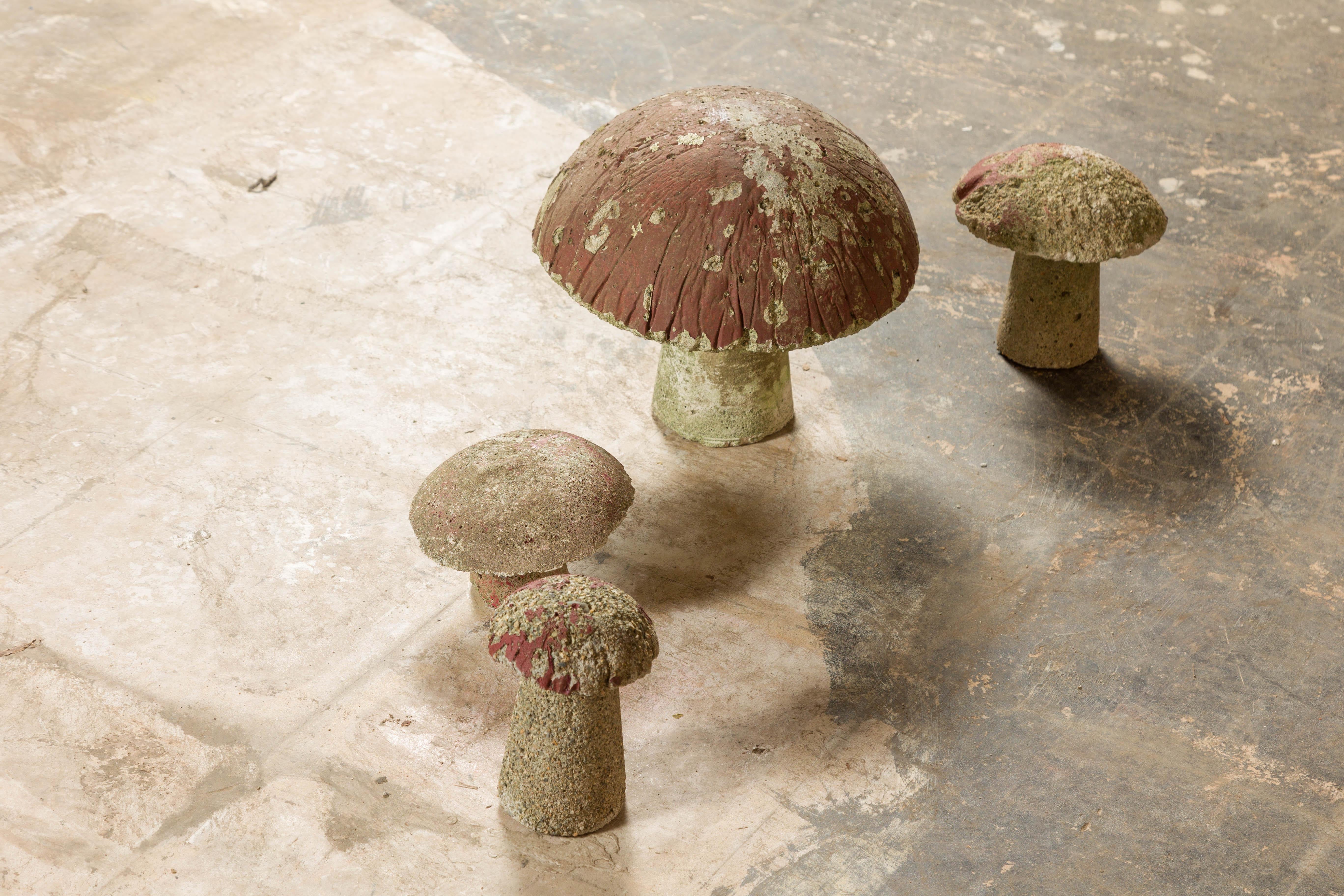Set von vier amerikanischen Pilz-Gartenornamenten aus lackiertem Beton aus der Mitte des Jahrhunderts im Angebot 3
