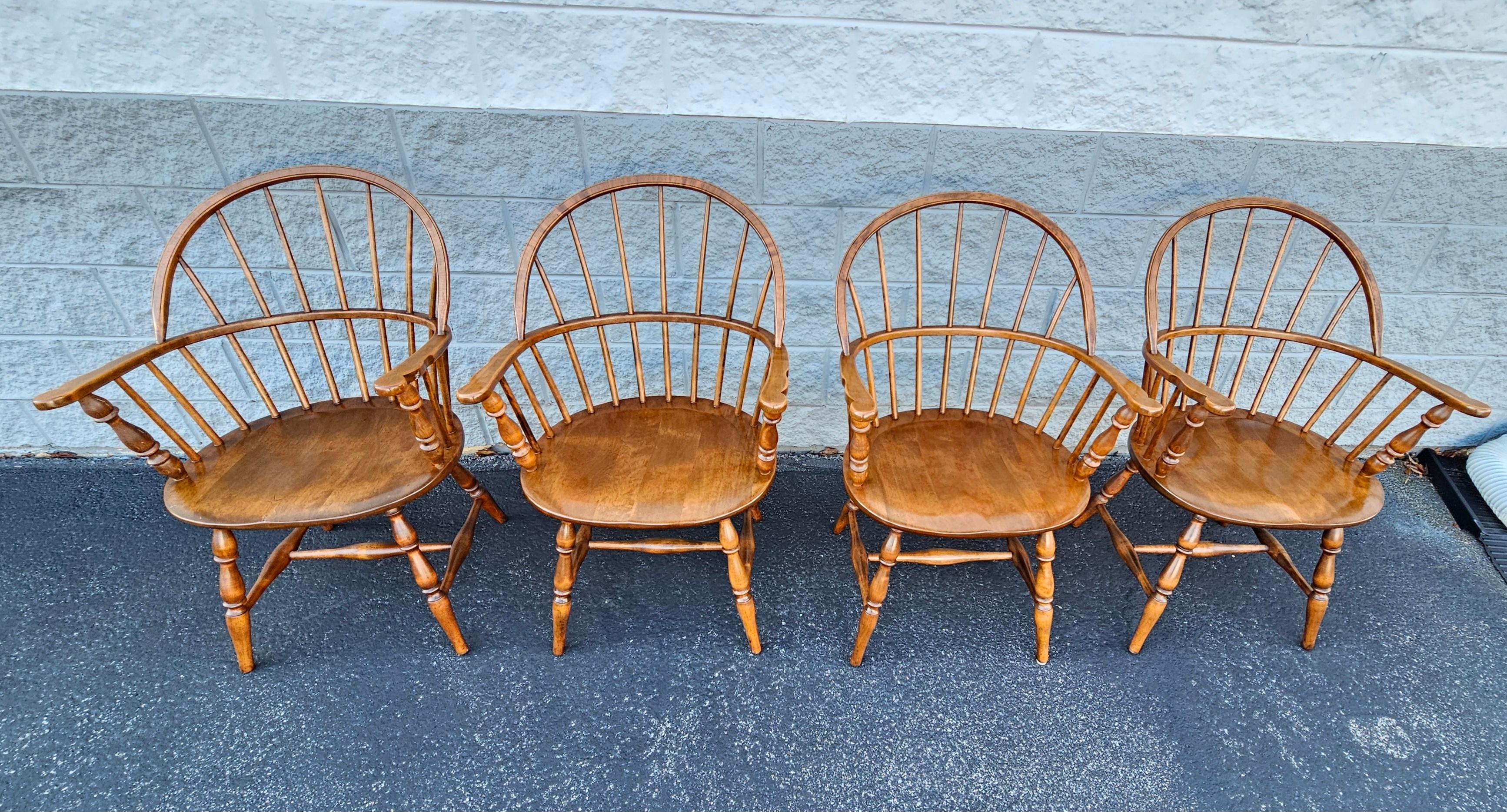 Ensemble de quatre fauteuils Windsor à dossier arrondi en érable, fabriqués à la main par les Amish en vente 2