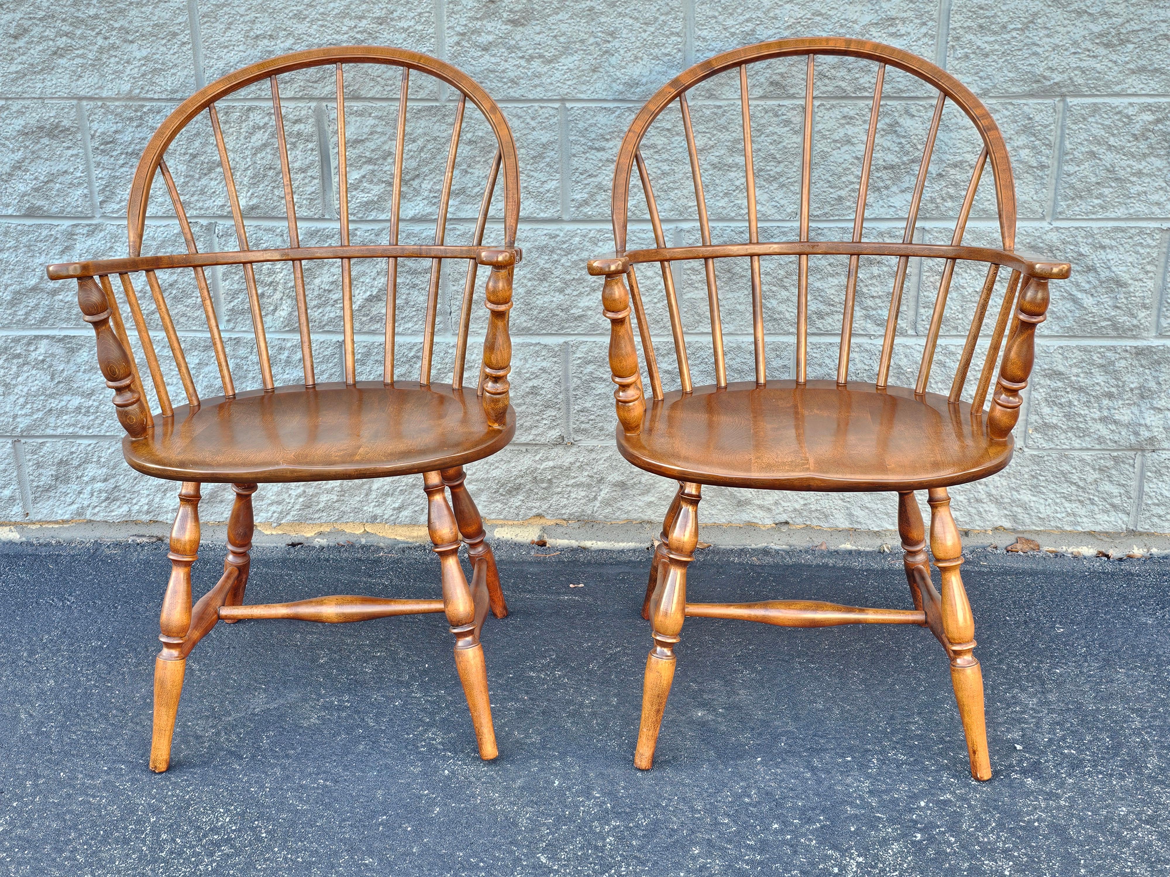 Ensemble de quatre fauteuils Windsor à dossier arrondi en érable anglais, fabriqués à la main par les artisans Amish en Pennsylvanie au milieu du 20e siècle. Les chaises ont été récemment remises à neuf  et sont magnifiques. Mesure 23,25