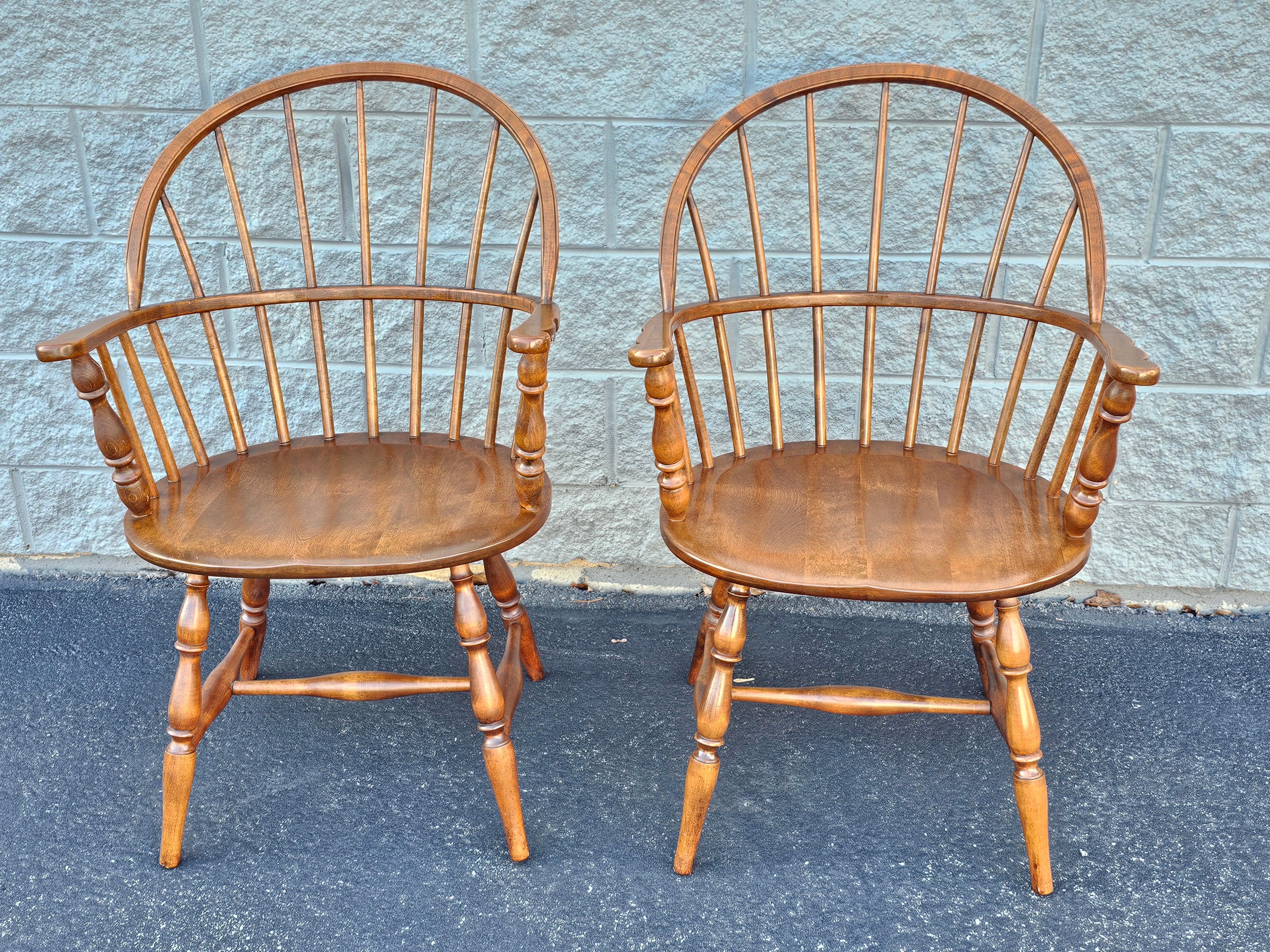 Mid-Century Modern Ensemble de quatre fauteuils Windsor à dossier arrondi en érable, fabriqués à la main par les Amish en vente