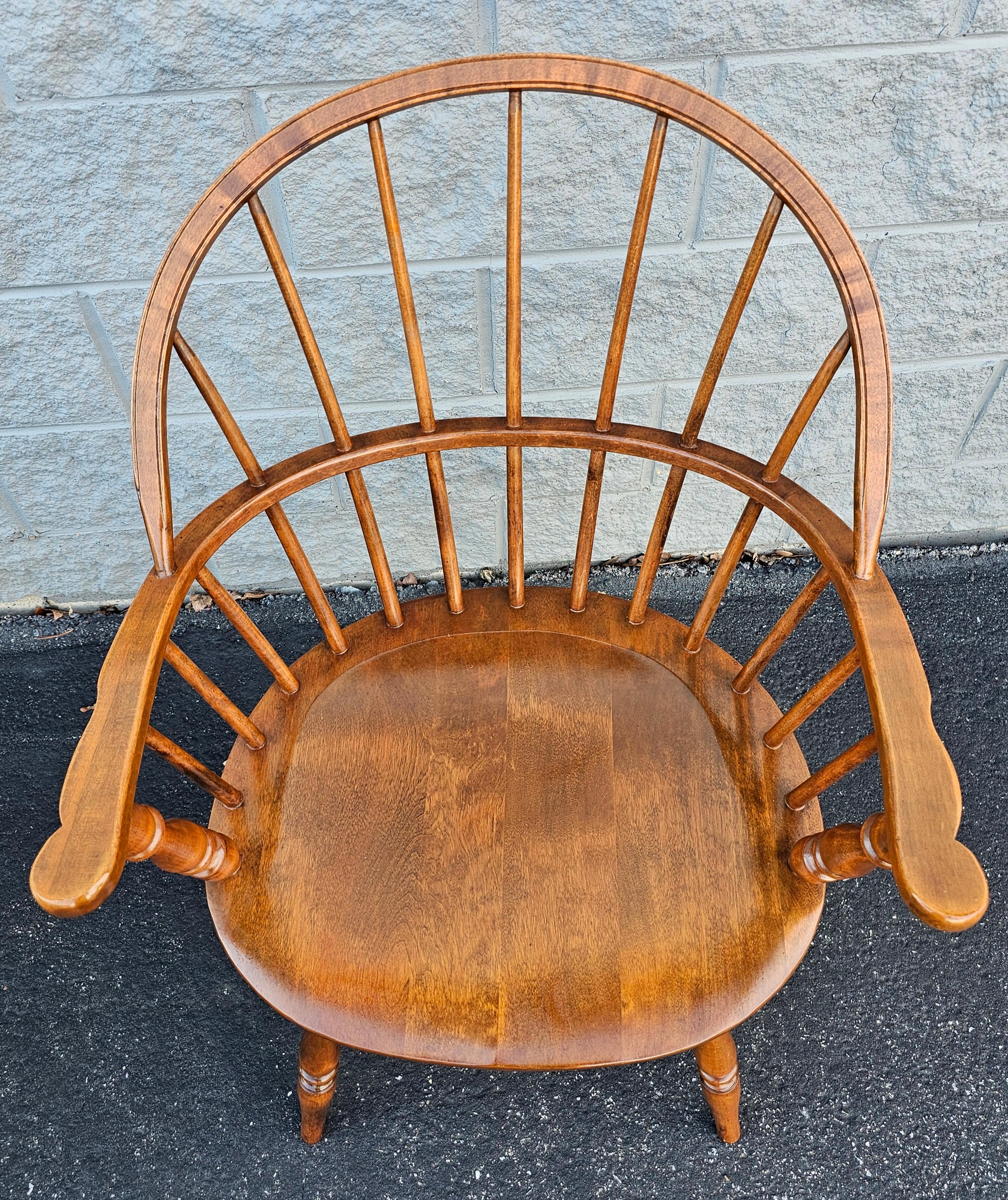 Américain Ensemble de quatre fauteuils Windsor à dossier arrondi en érable, fabriqués à la main par les Amish en vente