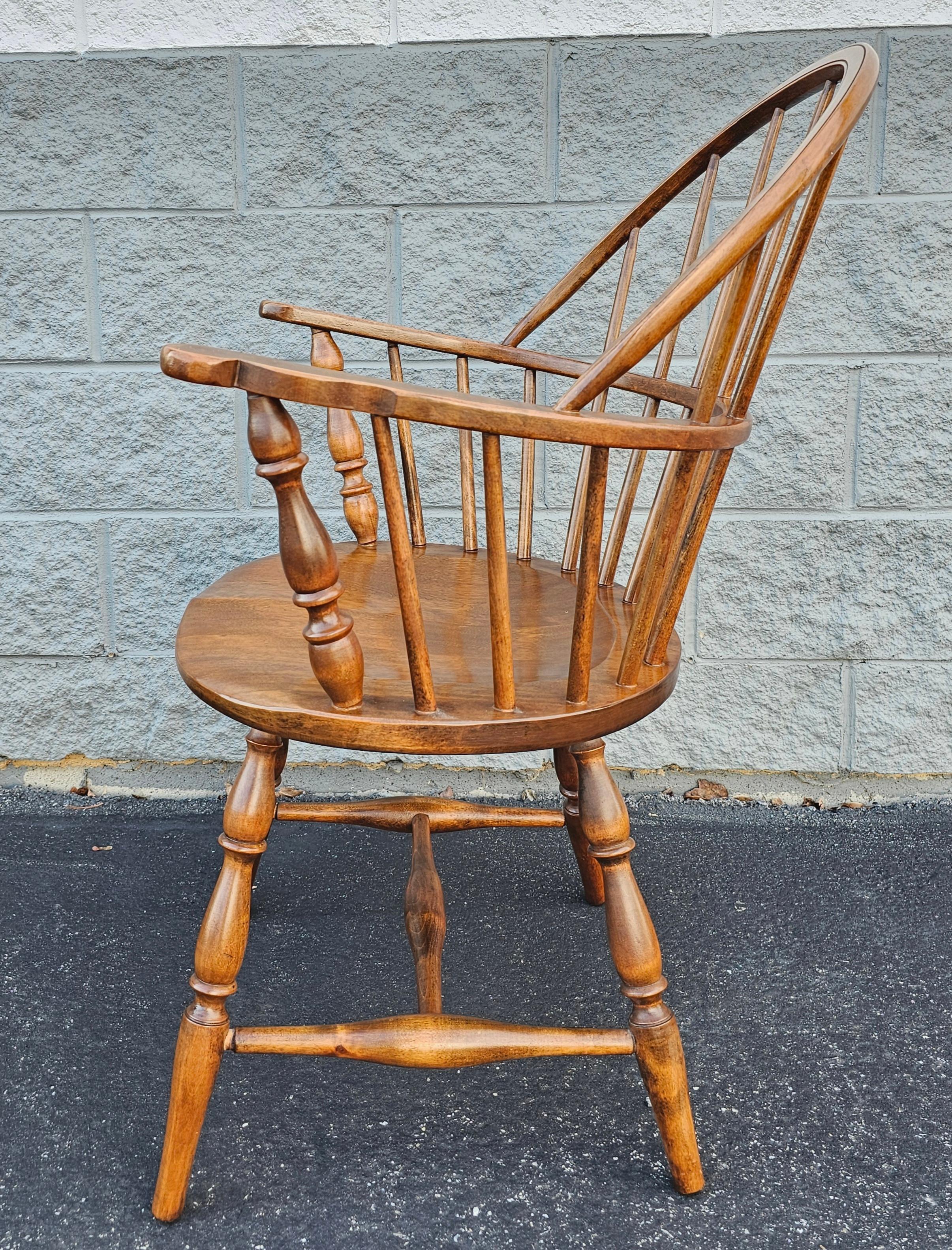 Tacheté Ensemble de quatre fauteuils Windsor à dossier arrondi en érable, fabriqués à la main par les Amish en vente