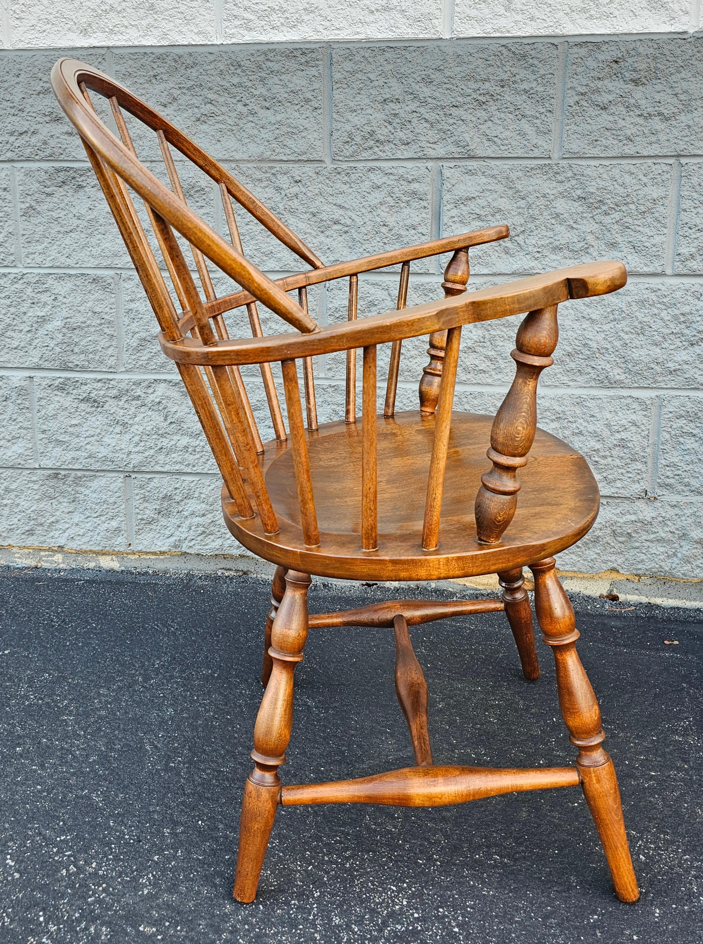 Ensemble de quatre fauteuils Windsor à dossier arrondi en érable, fabriqués à la main par les Amish Bon état - En vente à Germantown, MD