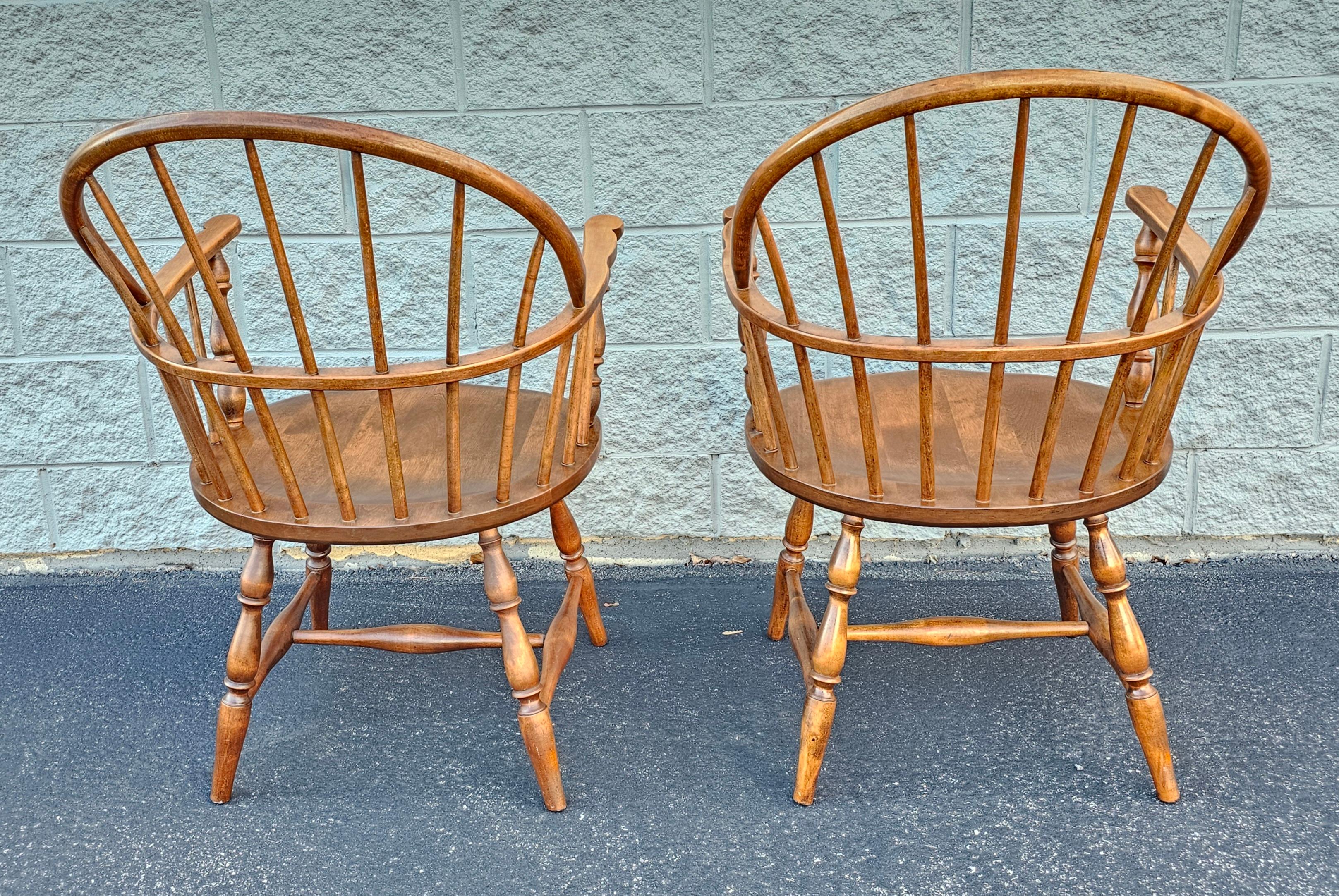 20ième siècle Ensemble de quatre fauteuils Windsor à dossier arrondi en érable, fabriqués à la main par les Amish en vente