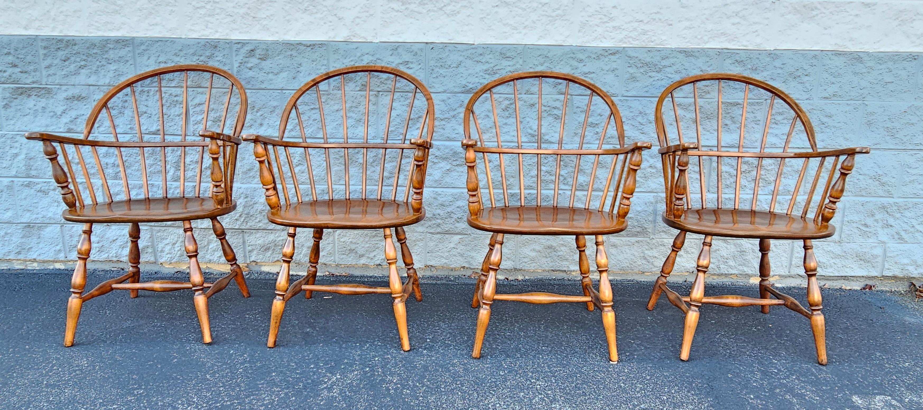Érable Ensemble de quatre fauteuils Windsor à dossier arrondi en érable, fabriqués à la main par les Amish en vente