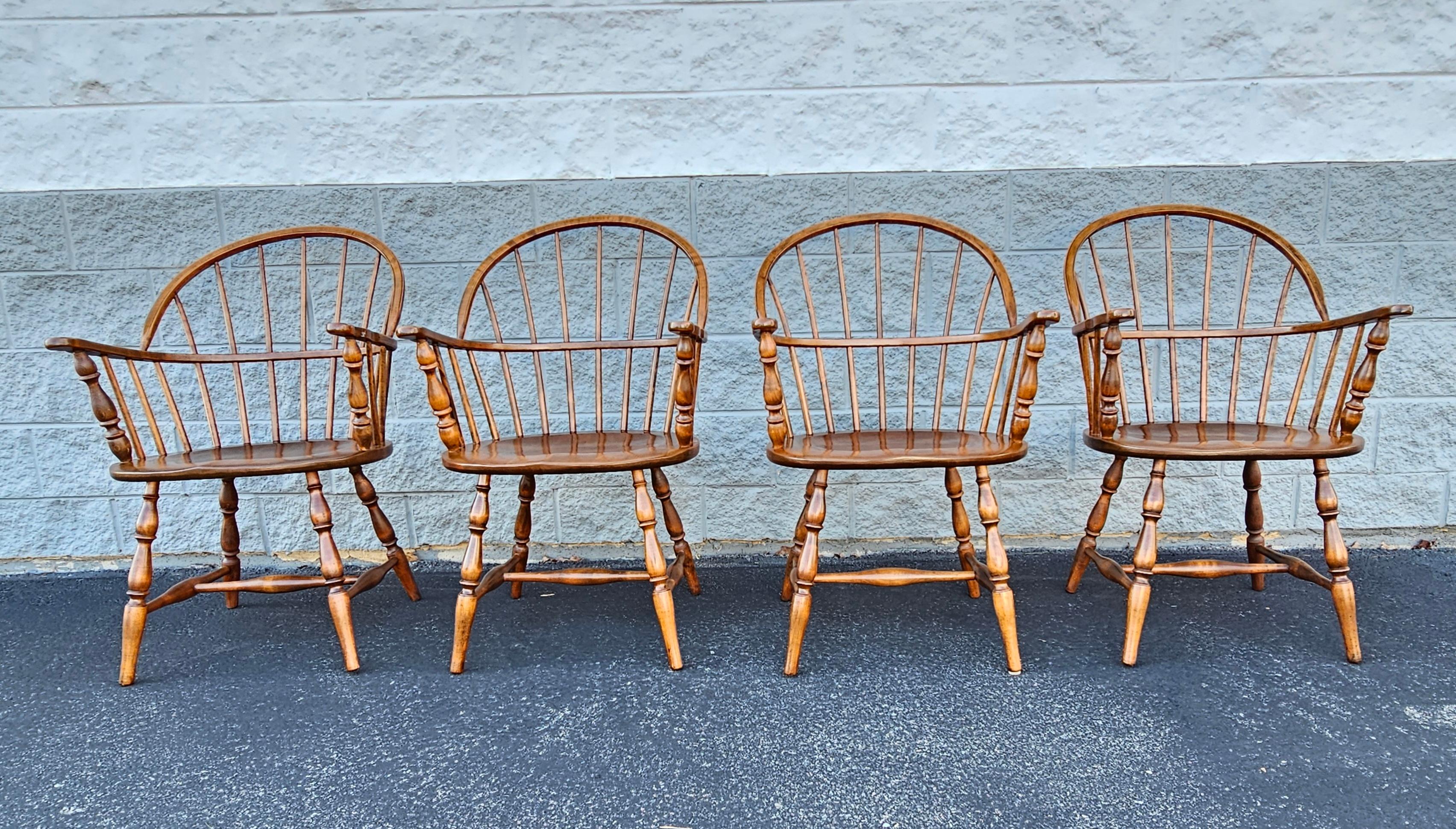Ensemble de quatre fauteuils Windsor à dossier arrondi en érable, fabriqués à la main par les Amish en vente 1