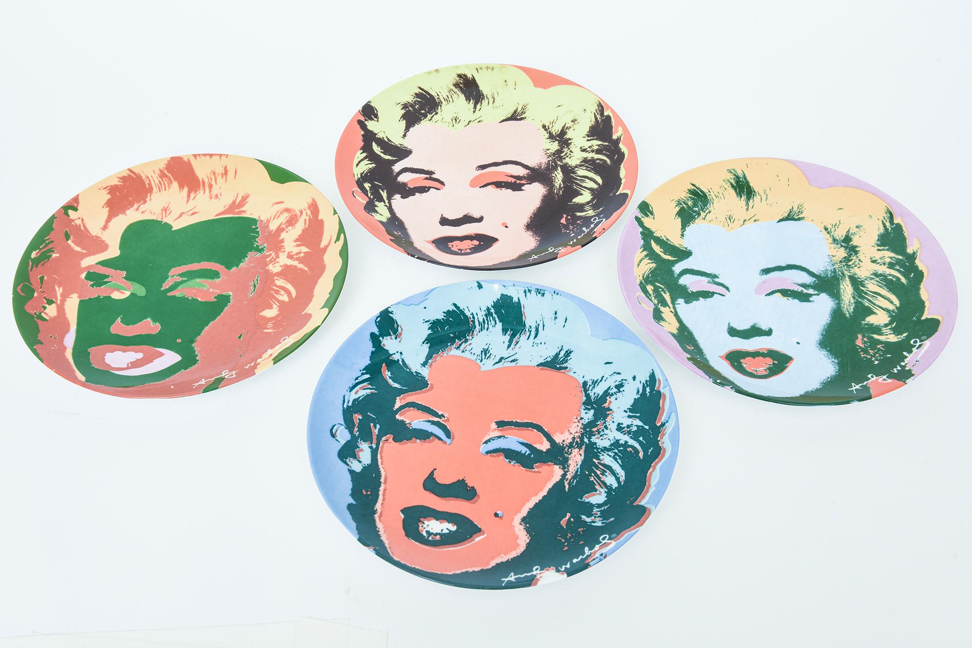 Dieser Satz von 4 Knochen Porzellan Vorspeise, Dessert oder Salatteller oder servieren Stücke sind Andy Warhol 's Marilyn Monroe für Block und von Block Manufacturing alle auf der Rückseite beschriftet und autorisiert durch die Marilyn Monroe