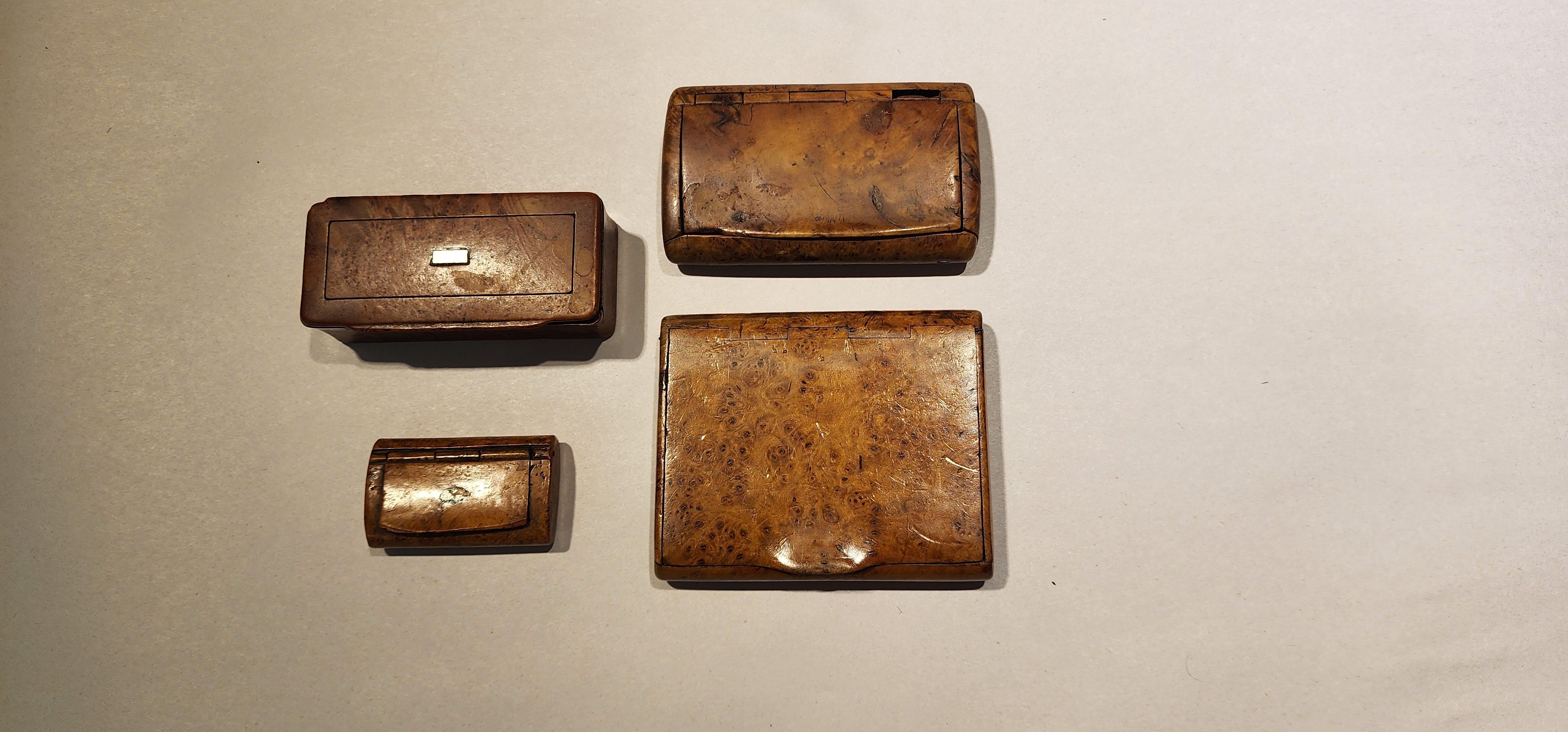 Conjunto de cuatro cajas de madera de principios del siglo XX a XVIII. Cada una de ellas con una hermosa y cálida pátina, fabricadas con madera de arce y olivo muy labrada. Dos de ellas contienen incrustaciones de nácar en la parte superior. De una