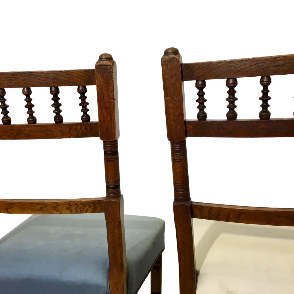 Set of Four Antique Carved Oak Chairs on Wheels (20. Jahrhundert) im Angebot