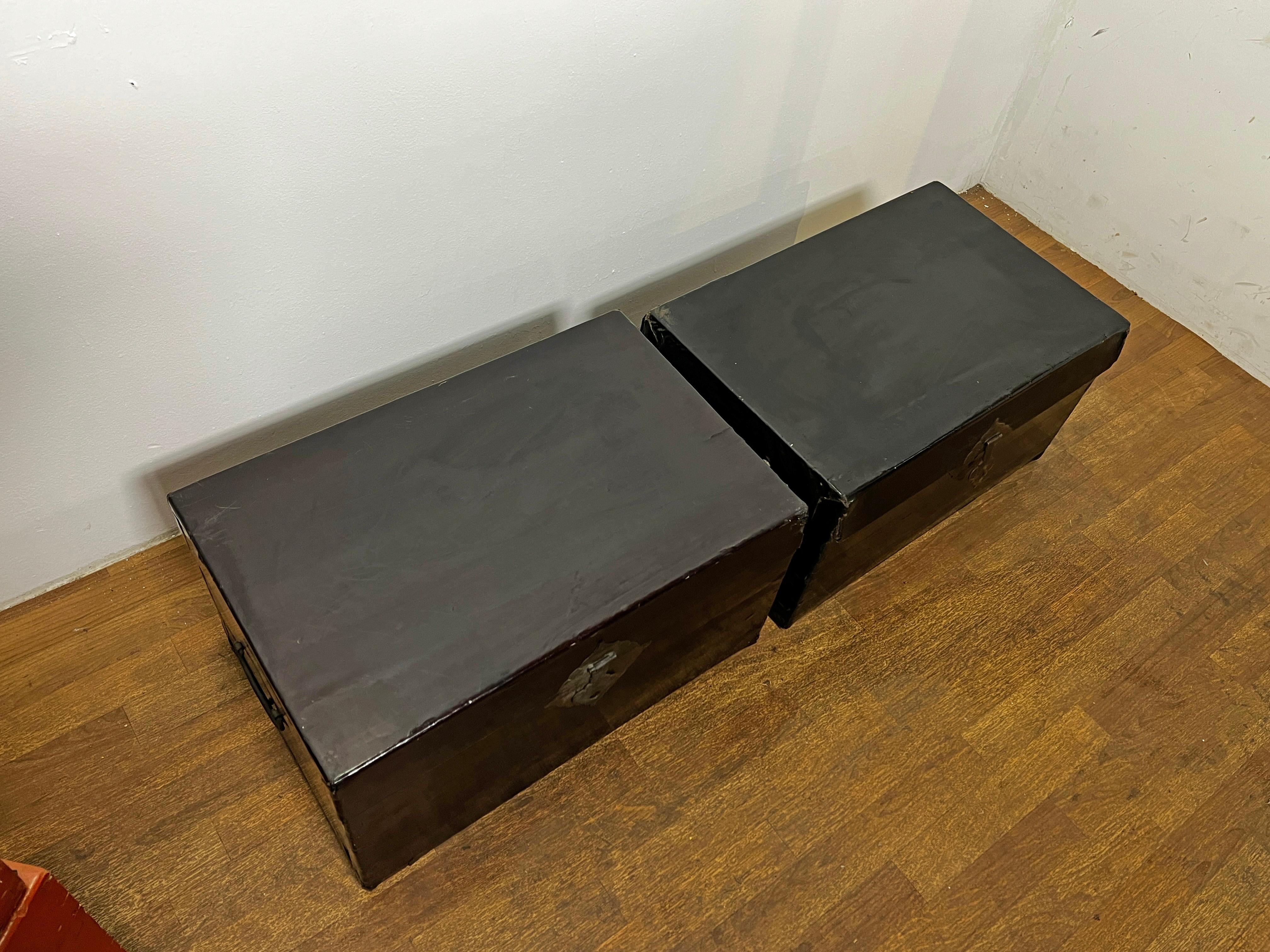 Juego de Cuatro Arcones Chinos Antiguos, Cuero Lacado 