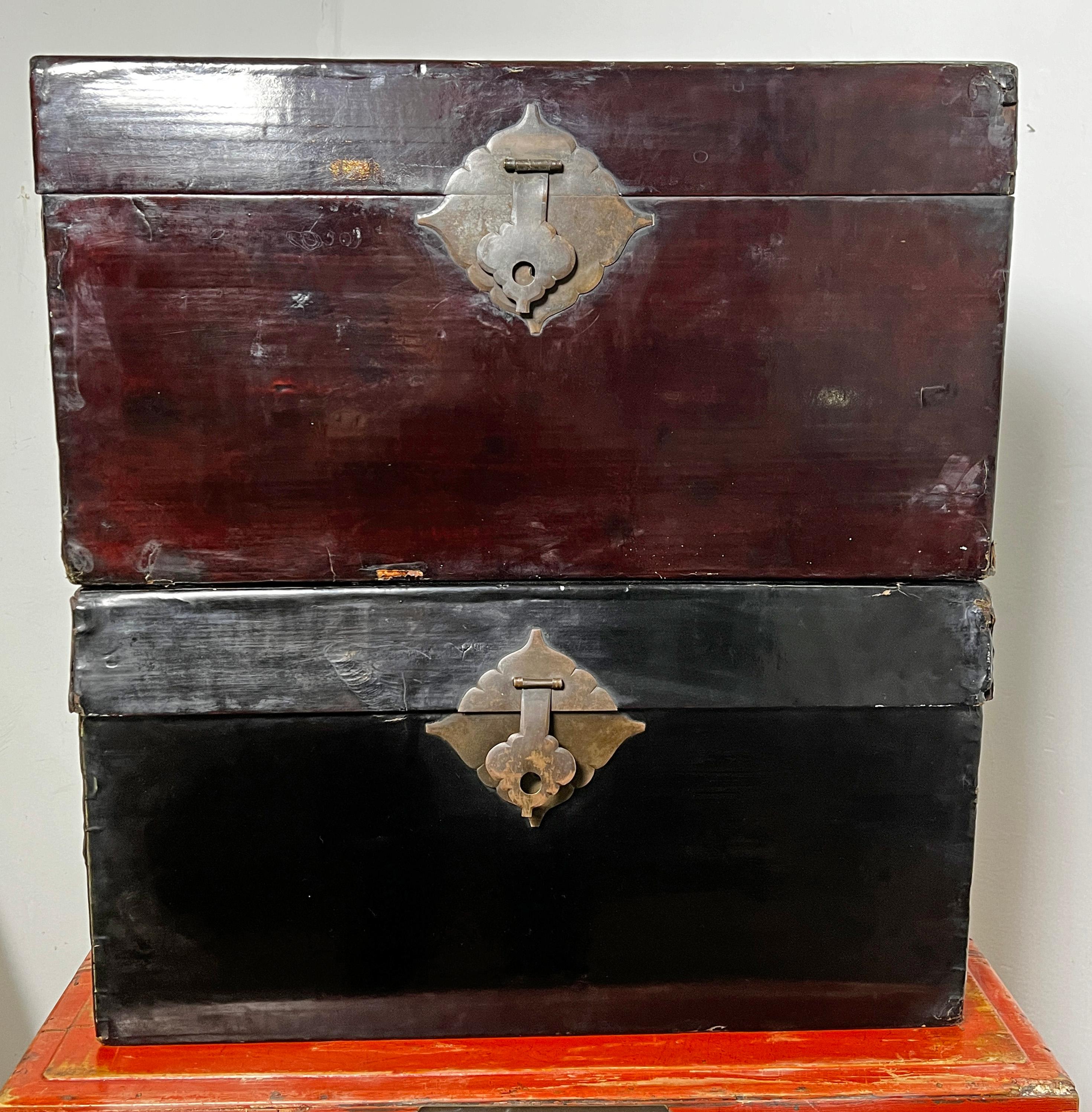 Juego de Cuatro Arcones Chinos Antiguos, Cuero Lacado 