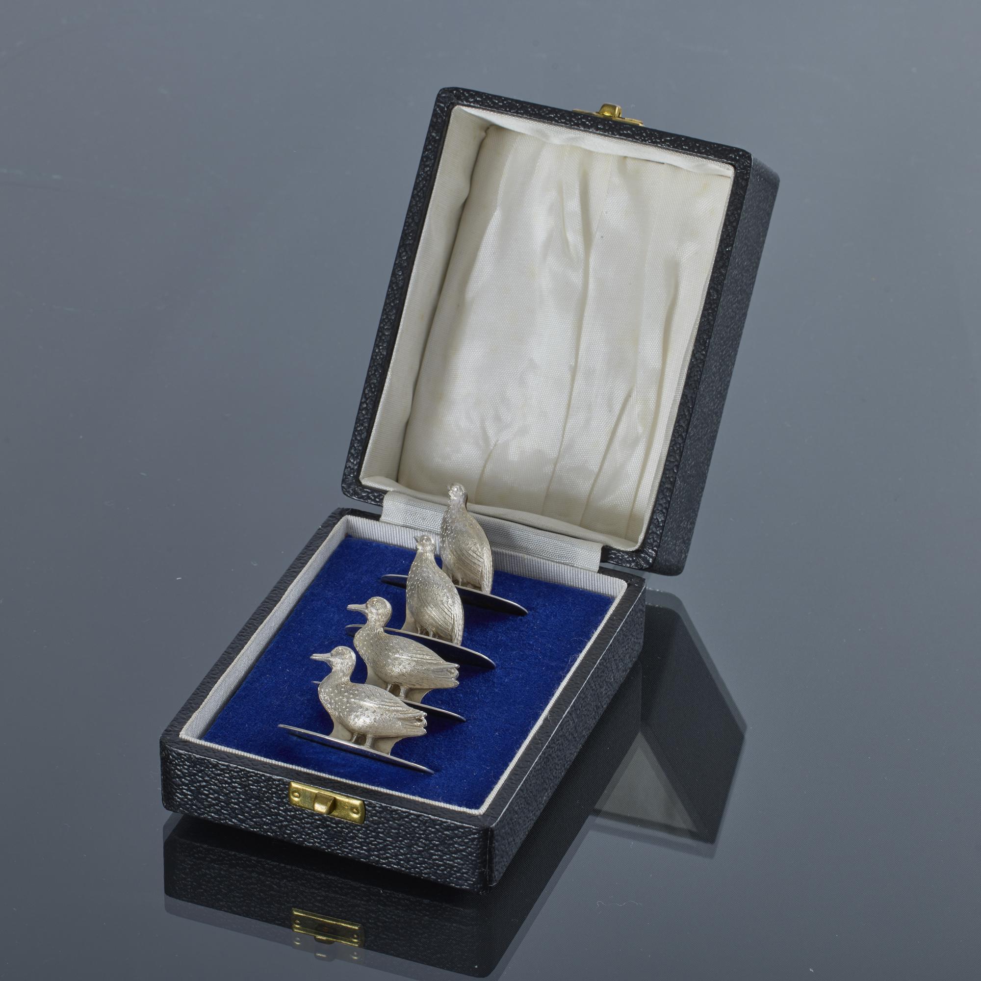 Ensemble de quatre porte-menus anciens en argent pour canard et gélinotte en vente 4