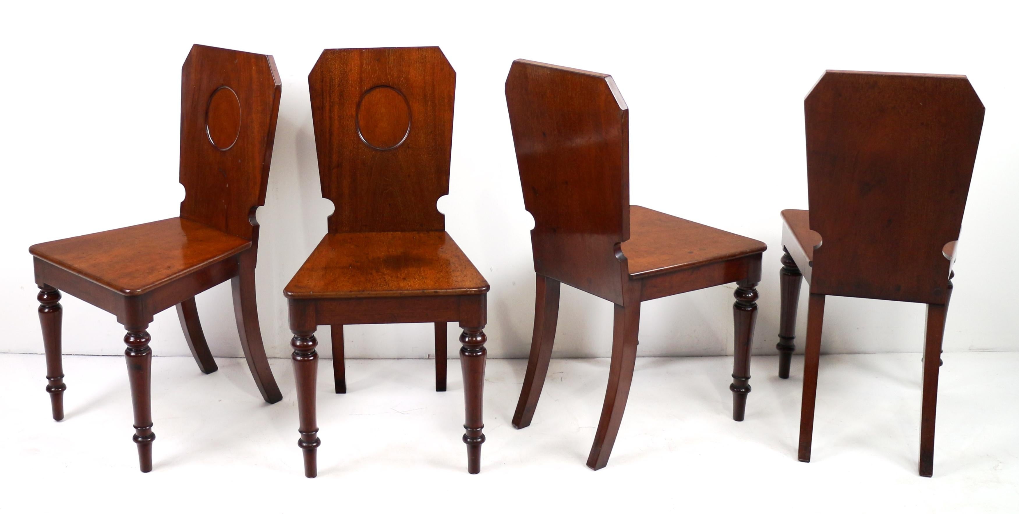 Inglese Set di quattro antiche sedie da sala inglesi vittoriane in mogano di Holland & Sons in vendita