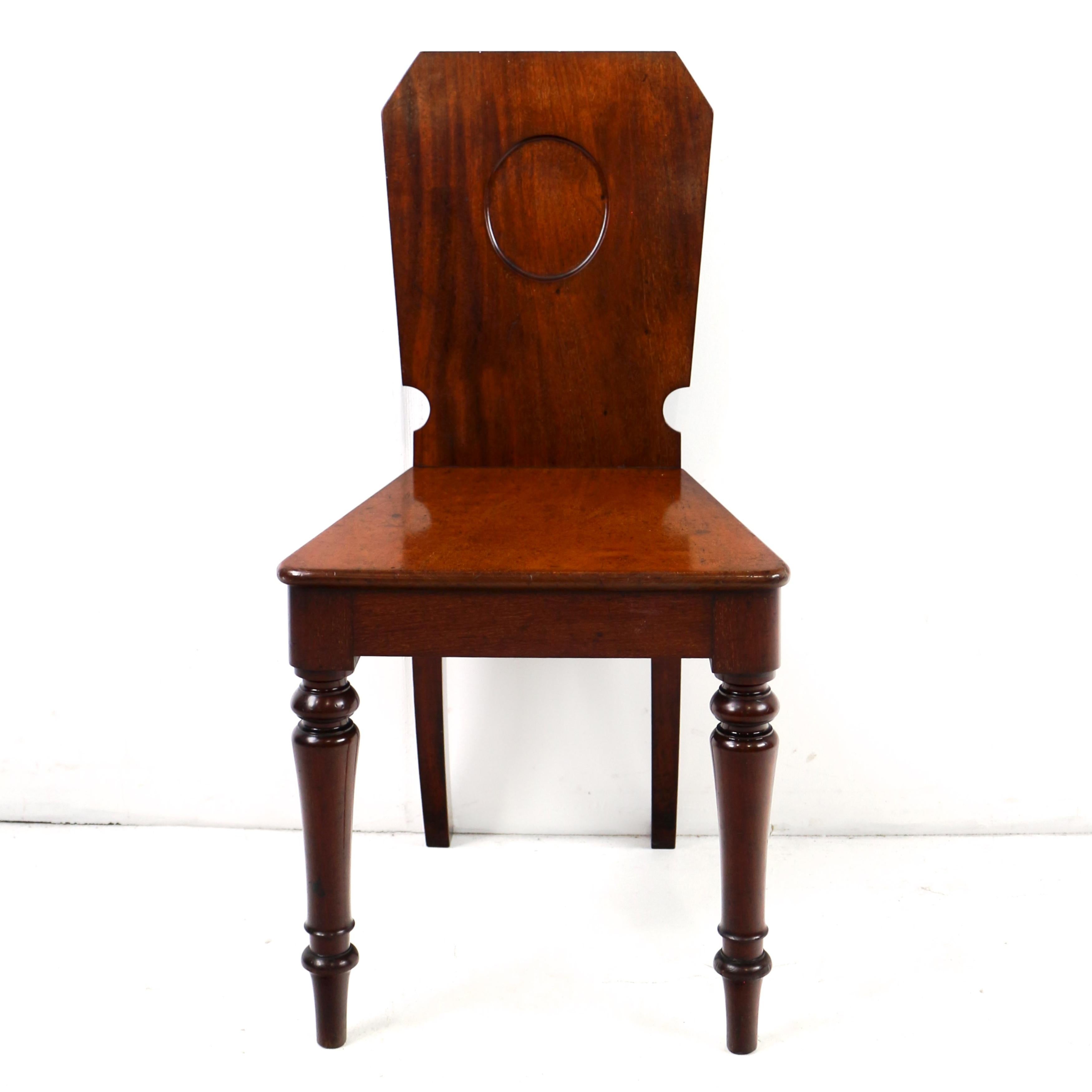 XIX secolo Set di quattro antiche sedie da sala inglesi vittoriane in mogano di Holland & Sons in vendita