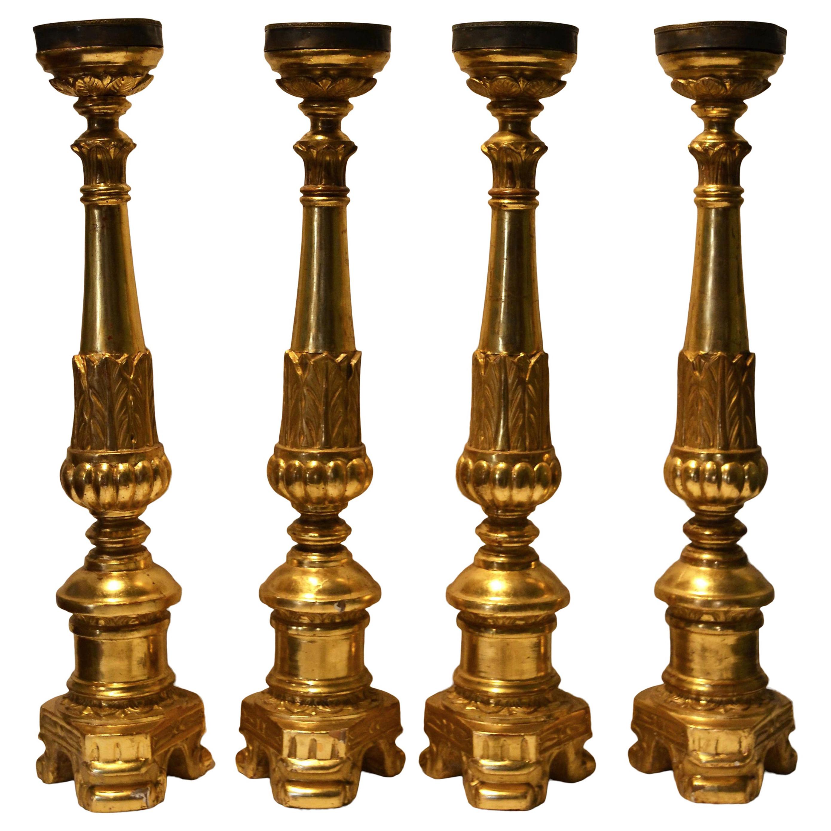 Set von vier antiken französischen geschnitzten Kathedralen-Kerzenständern aus vergoldetem Holz, um 1860.