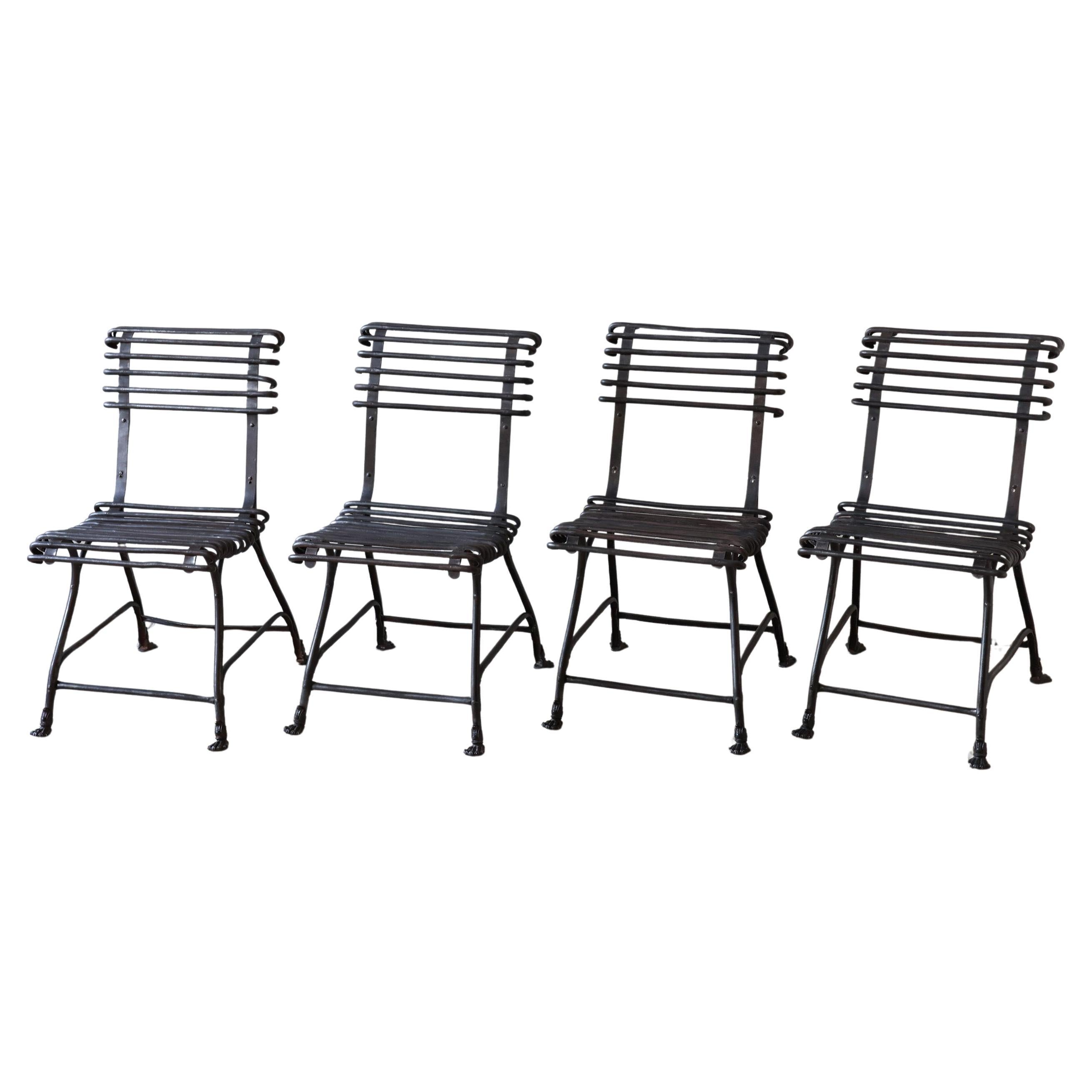 Satz von vier antiken französischen Arras-Gartenstühlen mit Krallenfüßen im Angebot