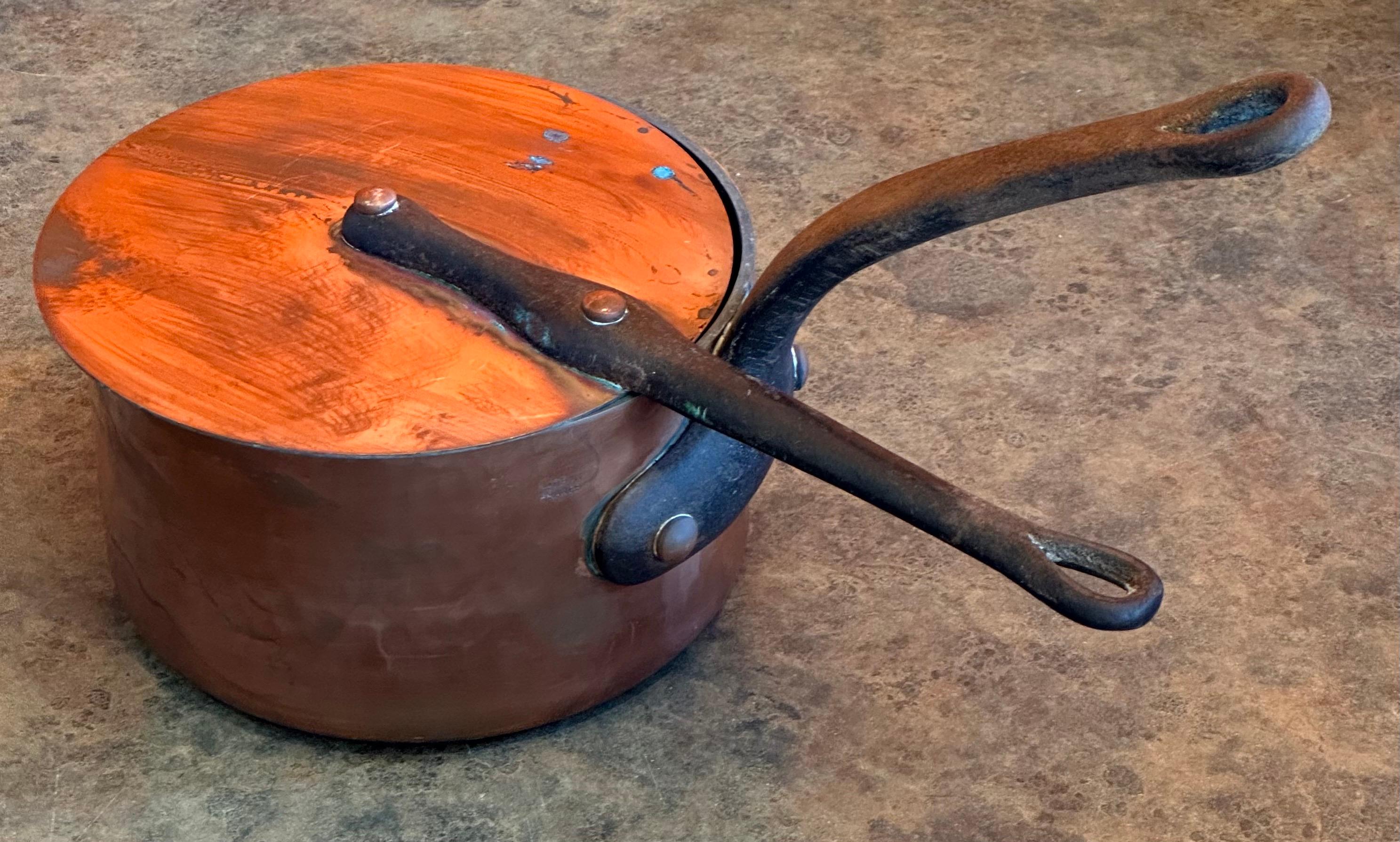 Juego de cuatro ollas de cobre Antique French con tapa y acero forjado remachado en venta 3