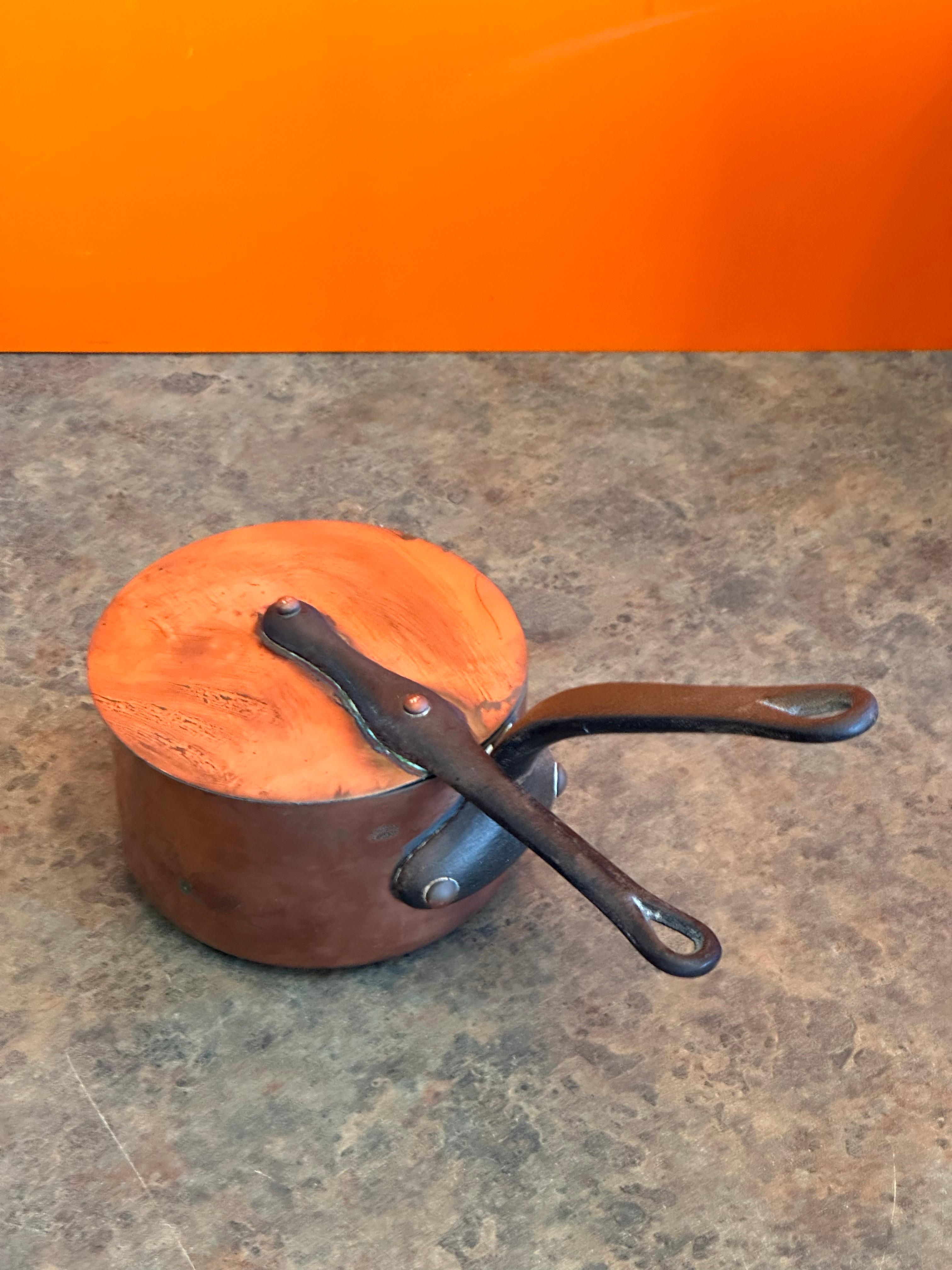 Juego de cuatro ollas de cobre Antique French con tapa y acero forjado remachado en venta 5