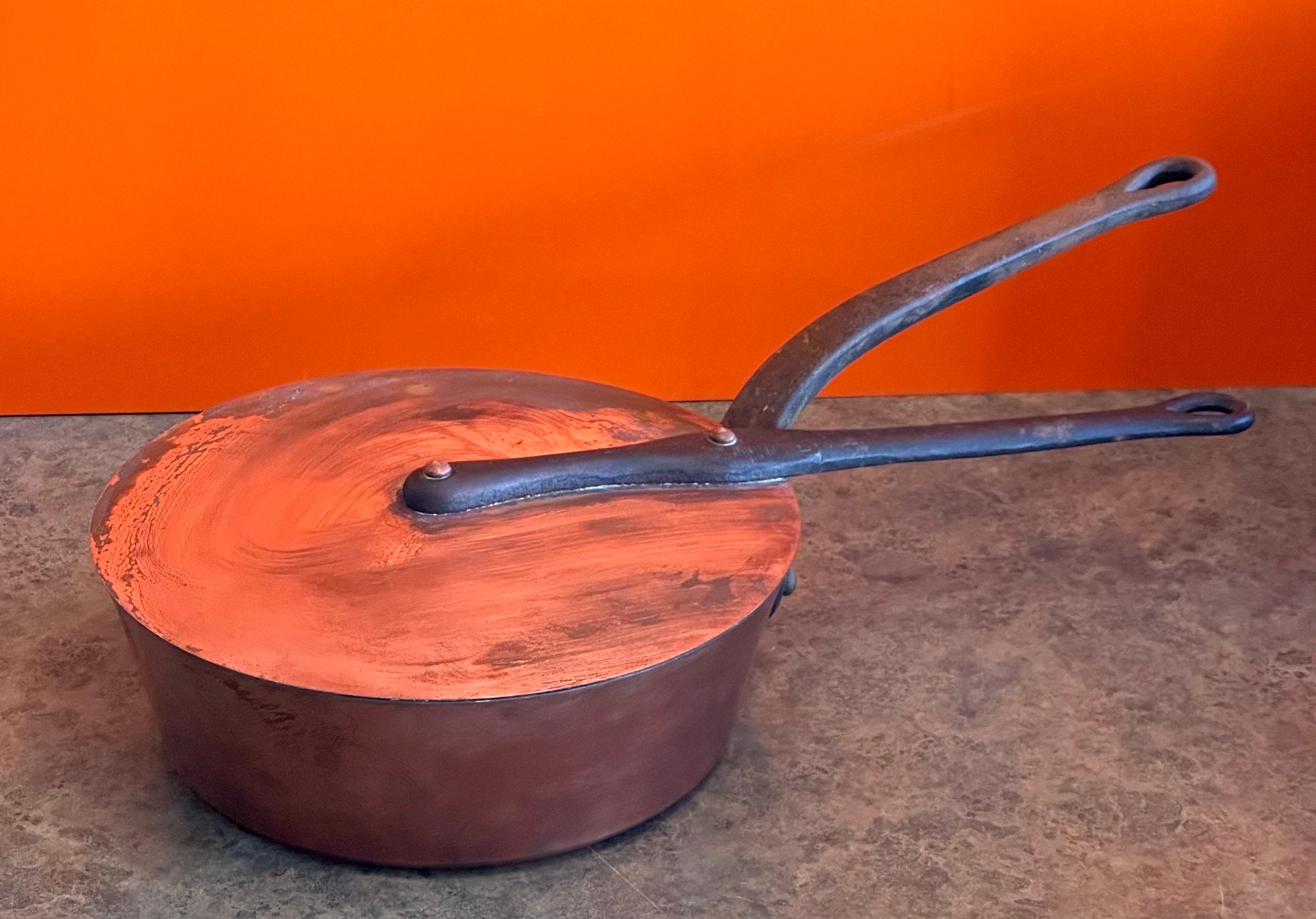 Juego de cuatro ollas de cobre Antique French con tapa y acero forjado remachado en venta 7