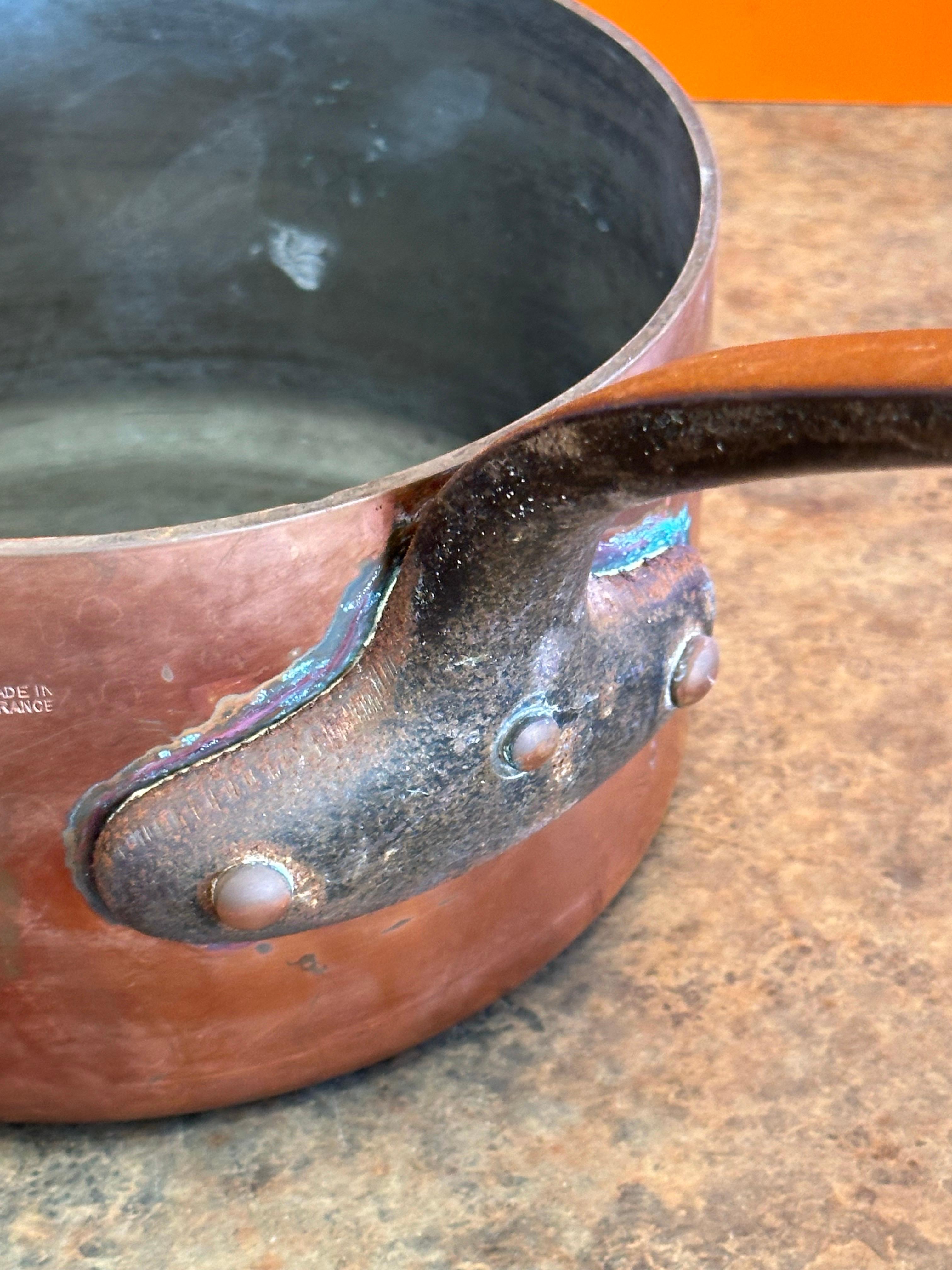 Juego de cuatro ollas de cobre Antique French con tapa y acero forjado remachado en venta 8