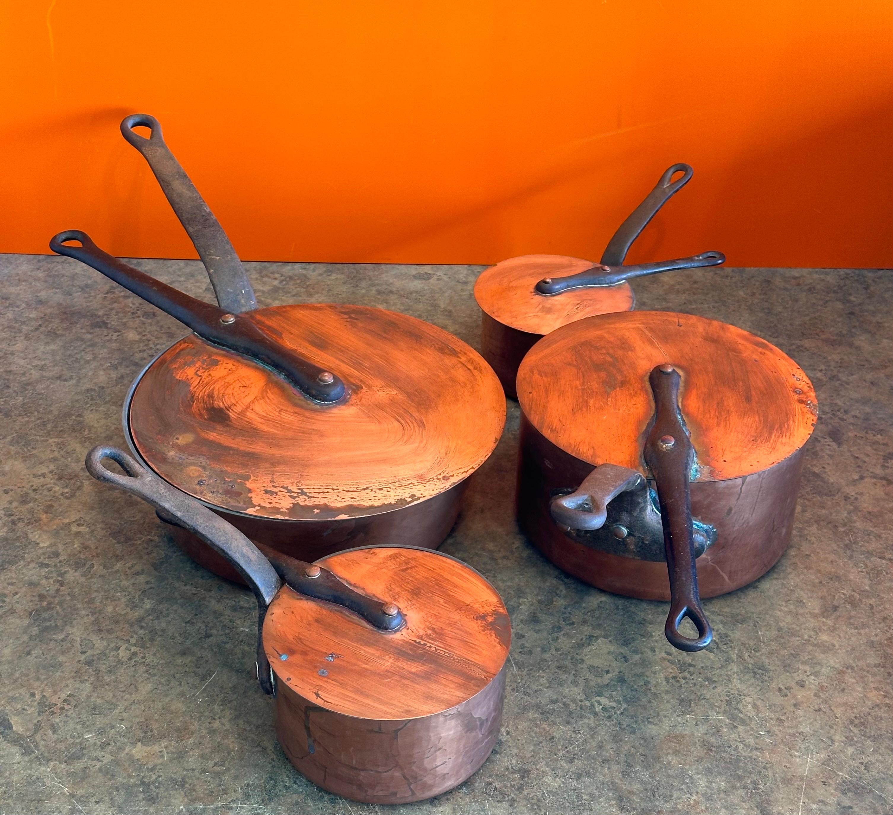 Juego de cuatro ollas de cobre Antique French con tapa y acero forjado remachado en Bastante bueno estado para la venta en San Diego, CA