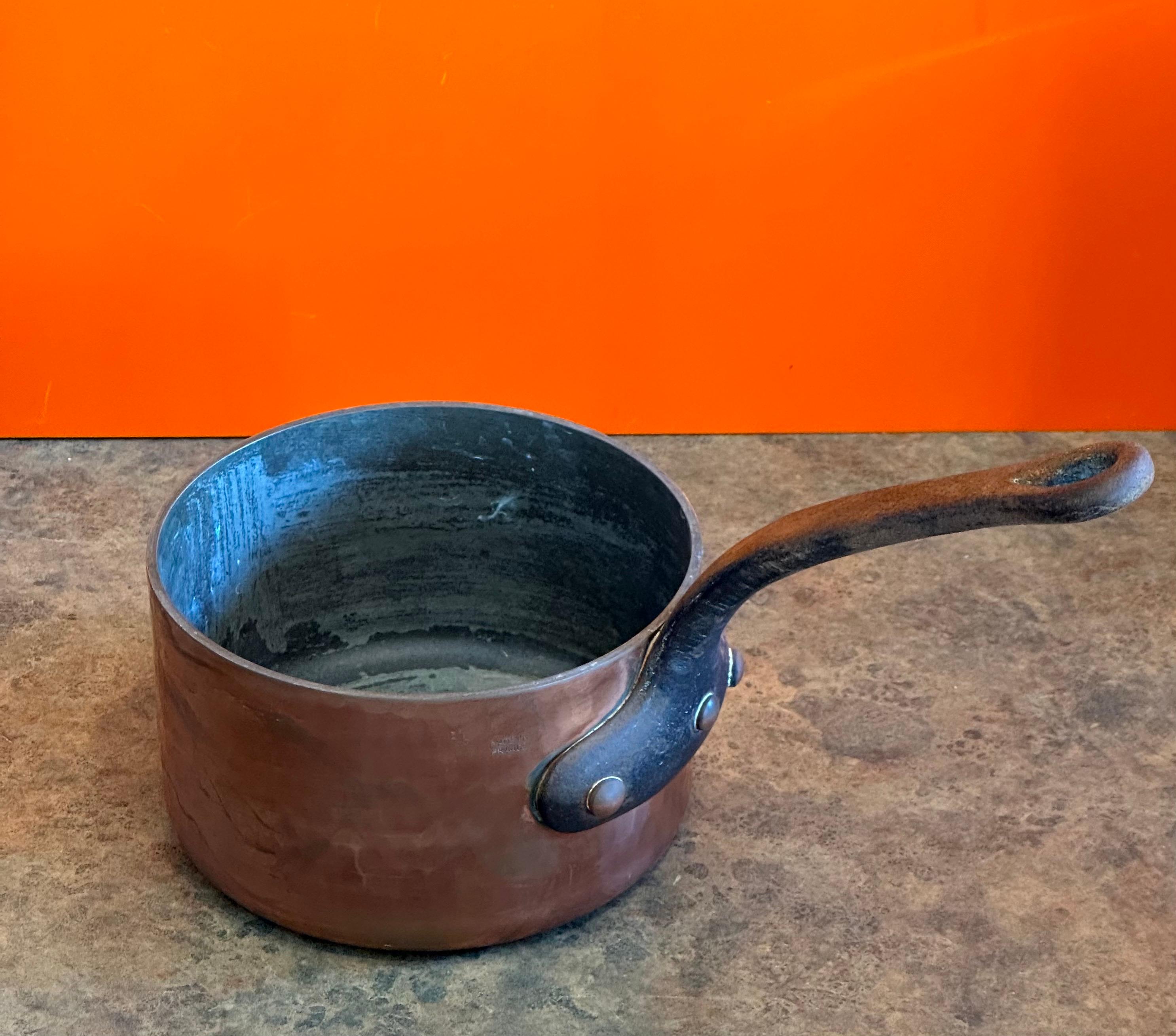 Juego de cuatro ollas de cobre Antique French con tapa y acero forjado remachado en venta 2