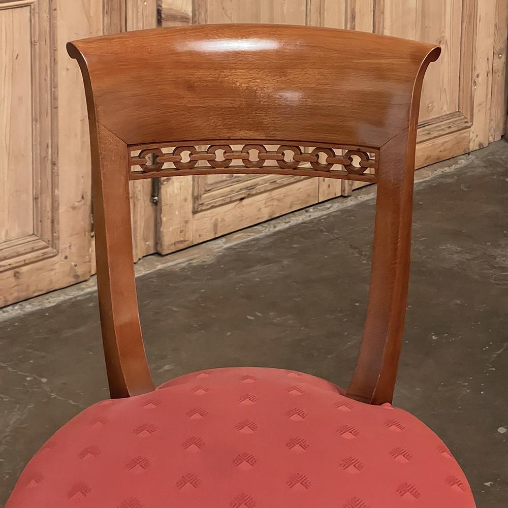Satz von vier antiken französischen Stühlen im Directoire-Stil aus Ahornholz im Angebot 5