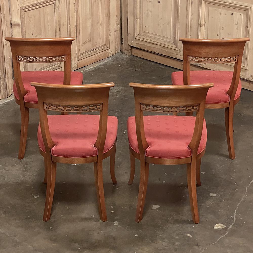 Satz von vier antiken französischen Stühlen im Directoire-Stil aus Ahornholz (20. Jahrhundert) im Angebot