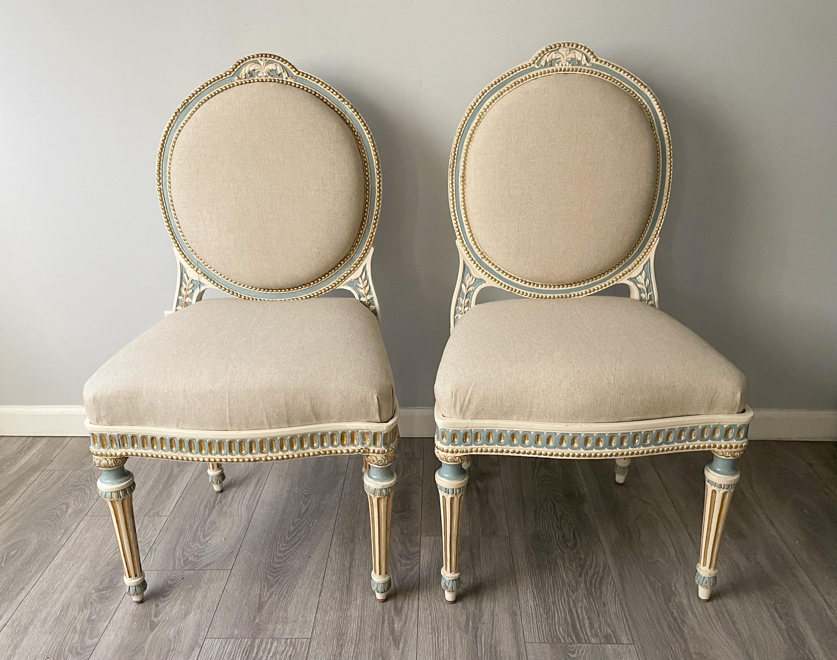 Lin Ensemble de quatre chaises anciennes françaises de style Louis XVI en vente