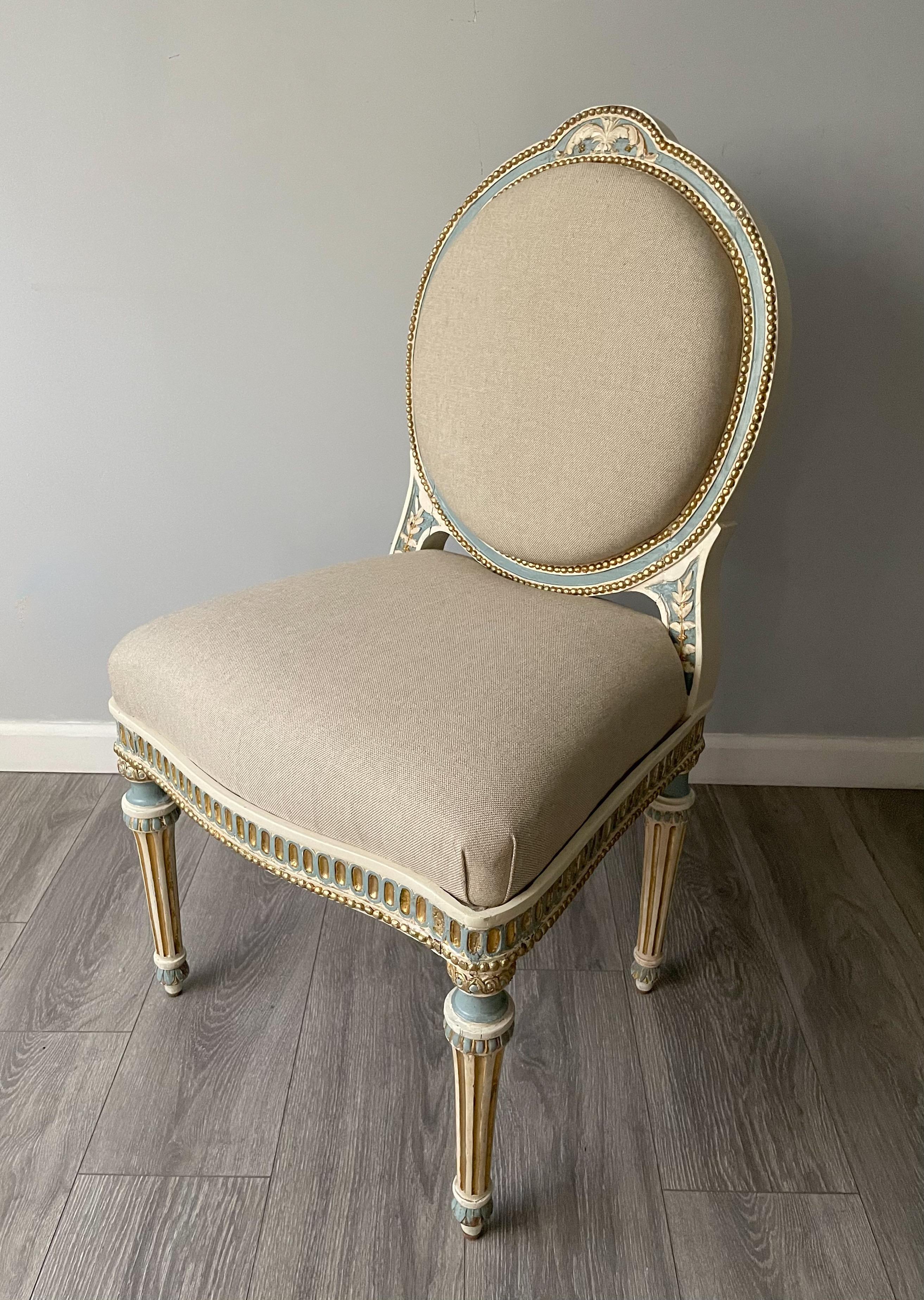 Ensemble de quatre chaises anciennes françaises de style Louis XVI en vente 1