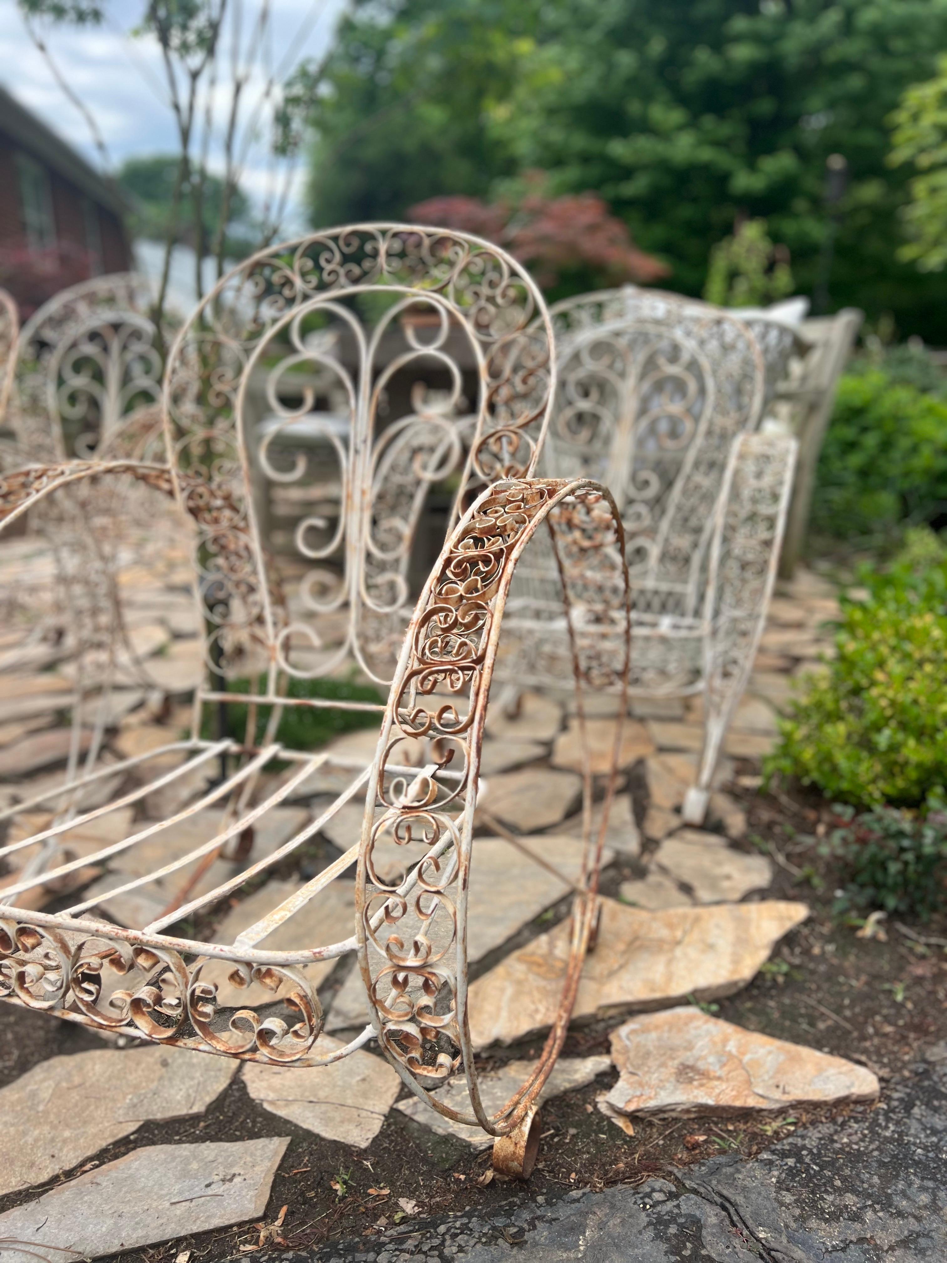 Ensemble de quatre chaises de jardin françaises anciennes en fer forgé  Jean-Charles Moreau État moyen - En vente à Los Angeles, CA