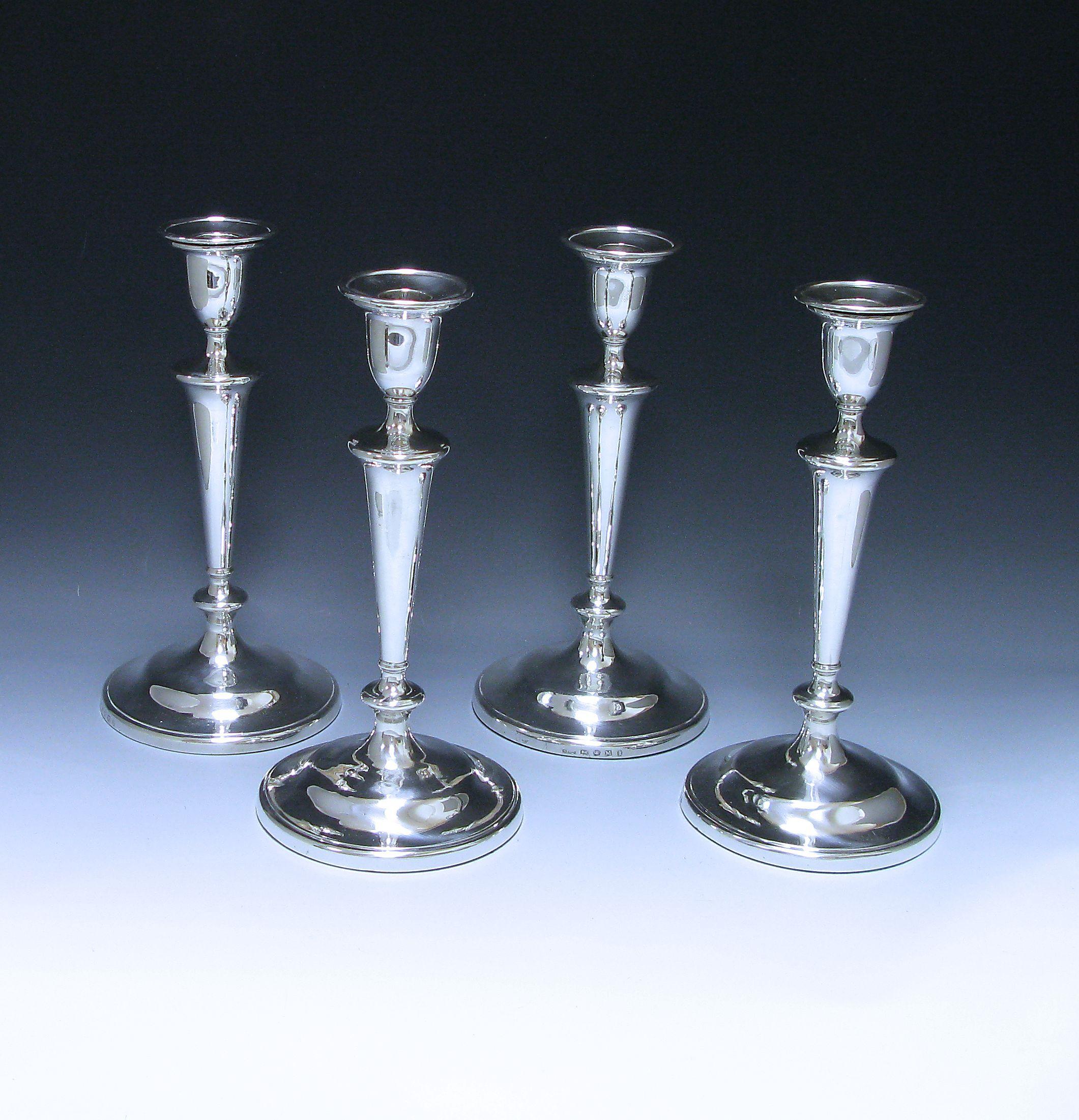 Set of Four Antique George III Sterling Silver Candlesticks In Good Condition For Sale In London, GB