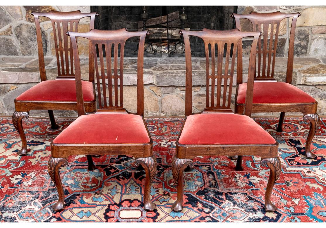 Un bel ensemble de quatre chaises d'appoint en chêne teinté de style George III. Très bien conçu, avec des cadres bloqués en coin, un bon poids et des sculptures solides. Les dossiers à volutes sont ornés d'un dosseret décoratif percé et les pieds