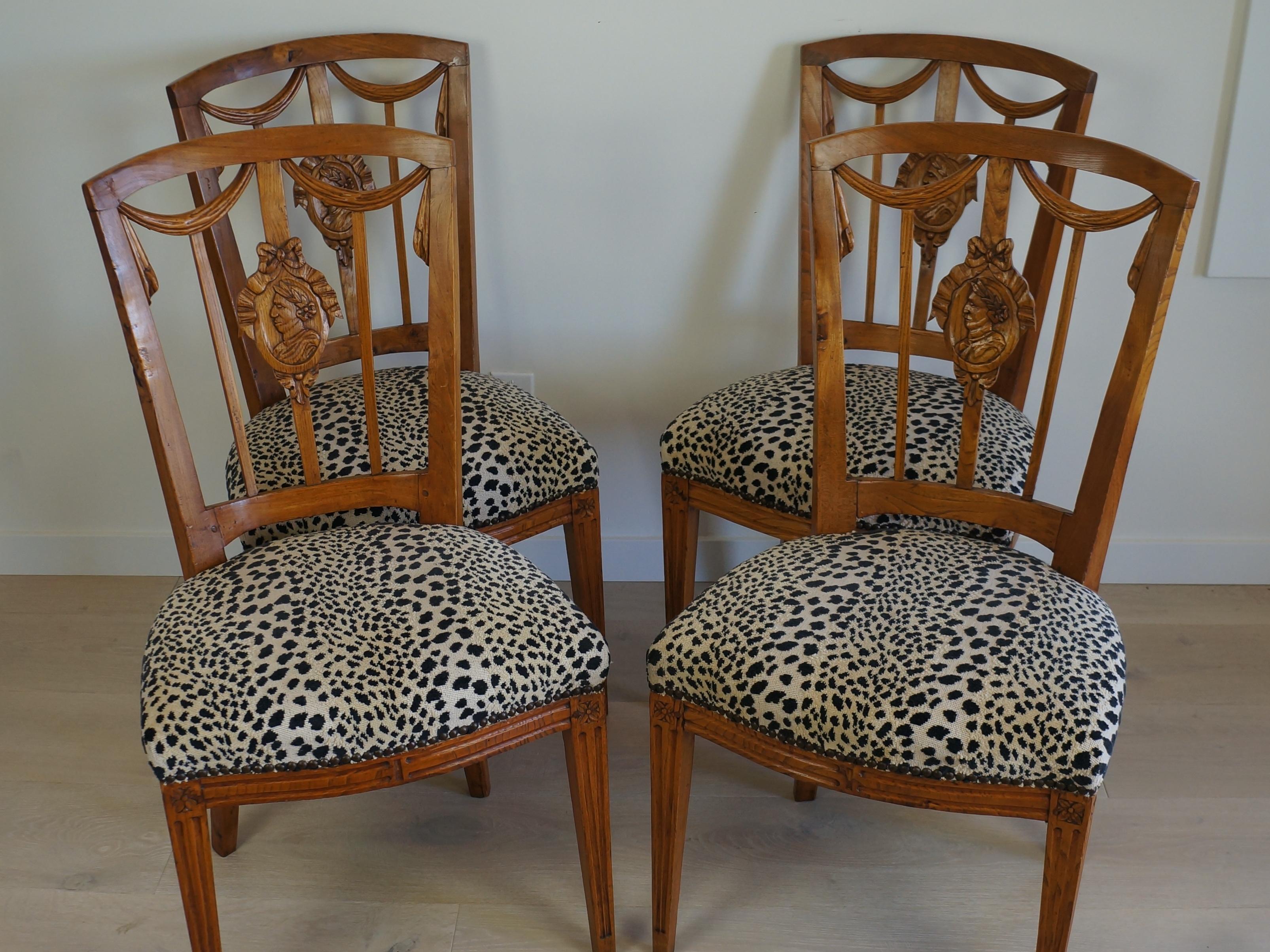 Oltre due secoli di storia, splendidi lavori in legno ed elementi neoclassici, il tutto con un accento elegante e contemporaneo!

Si tratta di un set di quattro sedie antiche Luigi XVI. Hanno più di duecento anni di storia, che risale al XVIII