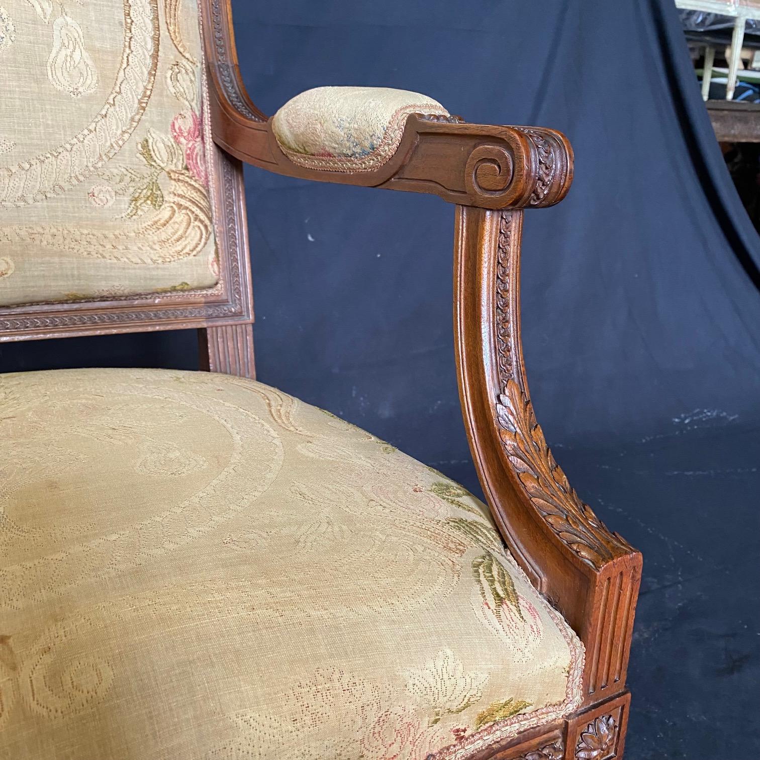 Unglaubliche Reihe von vier frühen 19. Jahrhundert Museum würdig Französisch Louis XVI Nussbaum fauteuils oder Sessel. Exquisite Schnitzerei rundum, mit Röschen an der Spitze jeder schönen Spirale gedreht verjüngt Bein.  In die Basis jedes Arms sind