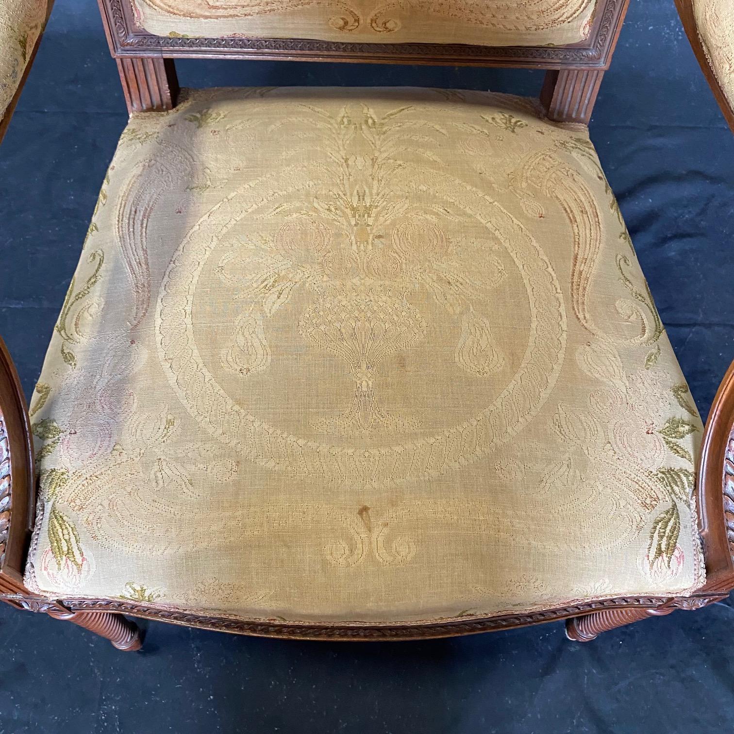 Satz von vier antiken französischen Louis-XVI-Esszimmerstühlen in Museumsqualität im Louis-XVI-Stil (19. Jahrhundert) im Angebot